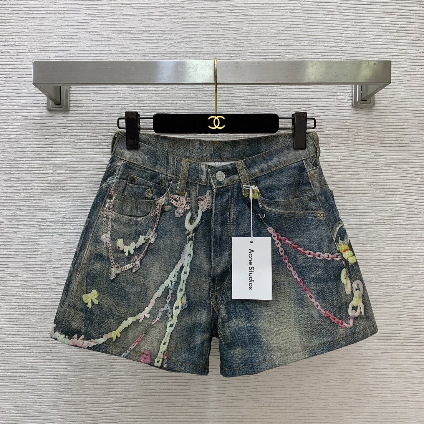 NO:872069,Model No. G26060157 AcneStud*ios new high-end customized washed denim cotton 3D printed pattern color chain, single-breasted placket, fashionable and street-style high-waisted denim shorts!  26-27-28-29 (size 27 waist 66, hips 100, pants length 33),,acne studios,shorts,19860909款号G26060157 AcneStud*ios新款 高端定制洗水牛仔棉3D打印图案彩色链条、单排扣门襟时髦洋气街头风高腰牛仔短裤！26-27-28-29（27码腰围66,臀围100,裤长33）,,acne studios,shorts,,Women's clothing