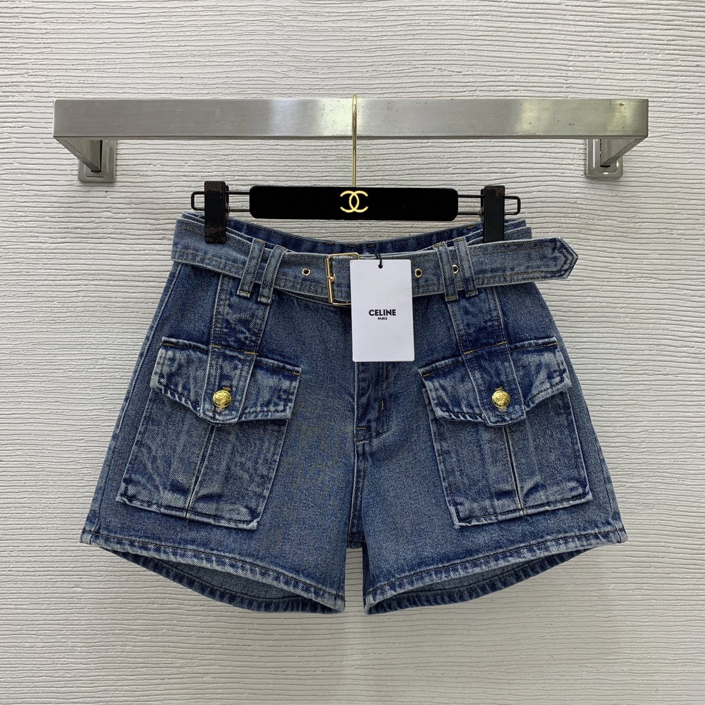 NO:873470,Model No. G26060246 CELIN*E's new high-end custom washed denim cotton, fashionable workwear style large pockets, zipper fly, mid-high waist denim shorts!  (M size waist 72 non-elastic, hip 100, pants length 33),,celine,shorts,19860909款号G26060246 CELIN*E思琳新款 高端定制洗水牛仔棉、洋气时髦工装风大口袋拉链门襟中高腰牛仔短裤！（M码腰围72无弹力,臀围100,裤长33）,,celine,shorts,,Women's clothing