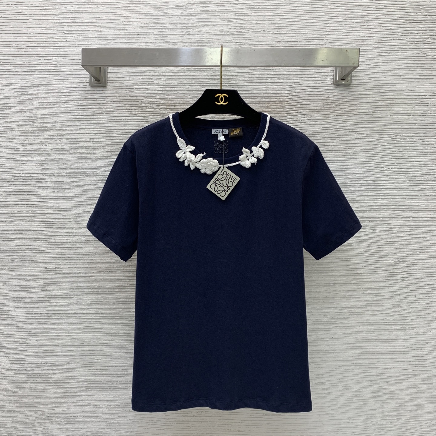 NO:873491,Model number G26060275 LOEW*E new high-end customization, simple and fashionable three-dimensional flower branch neckline decoration, loose and versatile round neck short-sleeved T-shirt top with logo on the back!  Navy blue, green, (M size shoulder width 42, chest 96, sleeve length 19, clothing length 63),,loewe,T-shirt,tees,t-shirt,19860909款号G26060275 LOEW*E新款高端定制 简约时尚立体花枝领口装饰、后背logo徽标宽松百搭圆领短袖t恤上衣！藏蓝、绿色、（M码肩宽42,胸围96,袖长19,衣长63）,,loewe,T-shirt,tees，t-shirt,,Women's clothing