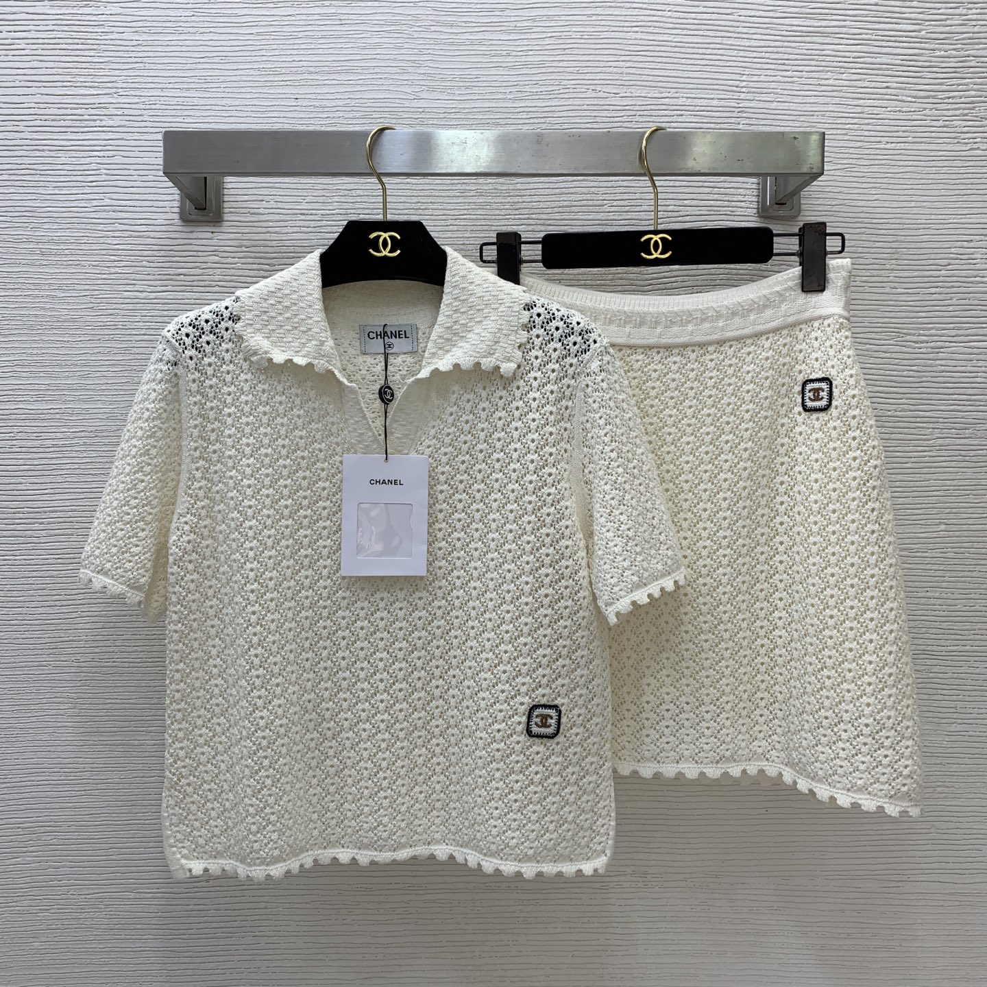 NO:871080,Top, skirt, model number G26053128 CHANE*L new style, high-end customized cotton yarn knitted mesh hollow see-through light luxury celebrity style fashionable two-piece suit!  Polo lapel short-sleeved sweater top with side zipper, high-waisted A-line skirt and knitted skirt!  Beige, 36-38-40 (size 38, shoulder width 39, bust 88, sleeve length 21, dress length 51; waist 64-78 stretch, skirt length 47),,chanel,skirts,T-shirt,19860909上衣 半裙 款号G26053128 CHANE*L新款香奶奶家 高端定制棉纱针织网眼镂空透视轻奢名媛风时尚两件套装！Polo翻领短袖针织衫上衣侧拉链高腰A字短裙针织半身裙！杏色,36-38-40（38码肩宽39,胸围88,袖长21,衣长51；腰围64～78弹力,裙长47）,,chanel,skirts,T-shirt,,Women's clothing
