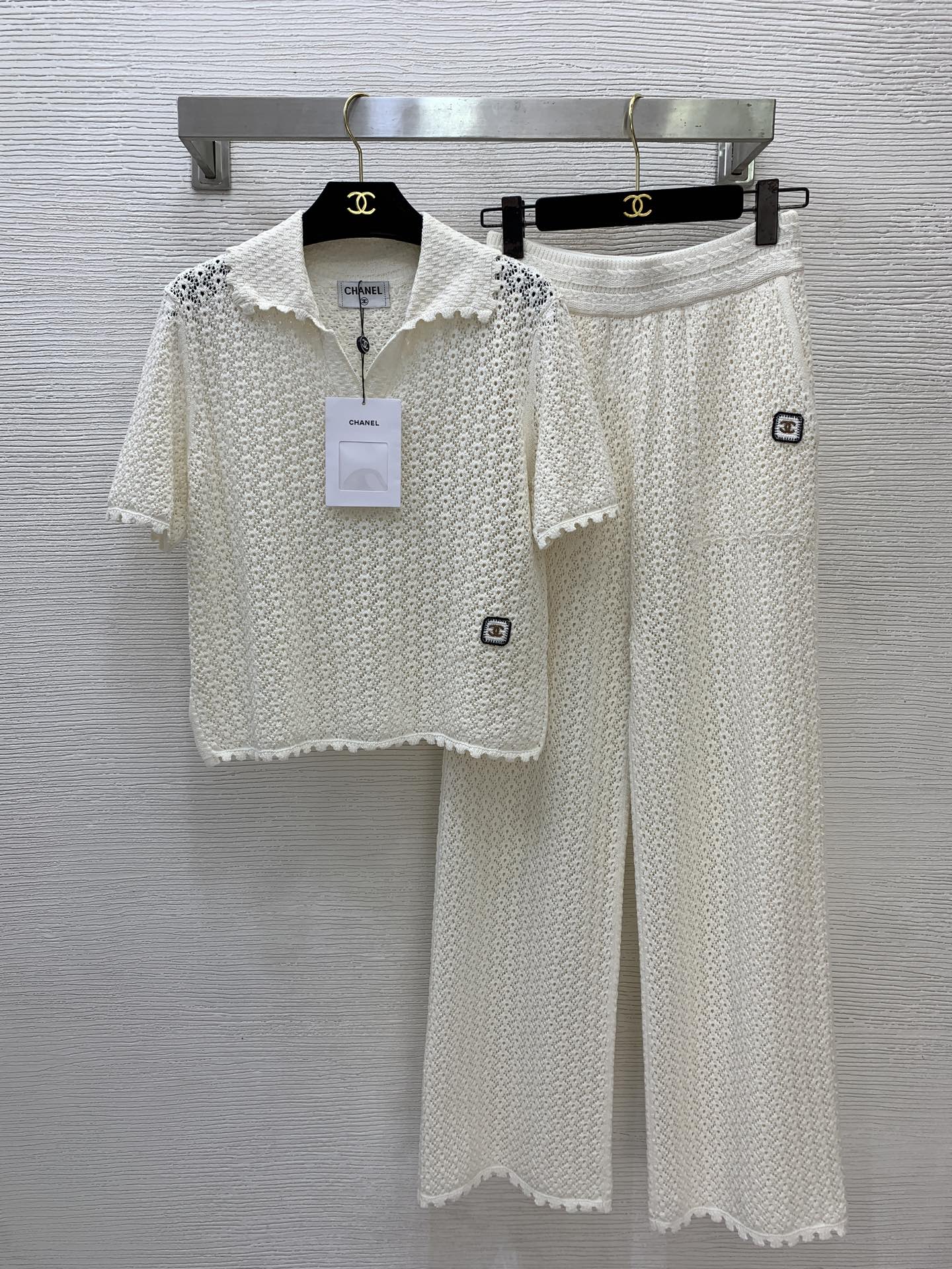 NO:871085,Tops, pants, model number G26053132 CHANE*L new style, high-end customized cotton yarn knitted mesh hollow see-through fashion two-piece suit!  Polo lapel short-sleeved sweater top elastic waist straight-leg trousers knitted pants!  Apricot, 36-38-40 (size 38, shoulder width 39, chest 88, sleeve length 21, dress length 51; waist 60~76 elastic, pants length 102),,chanel,T-shirt,19860909上衣 裤子 款号G26053132 CHANE*L新款香奶奶家 高端定制棉纱针织网眼镂空透视时尚两件套装！Polo翻领短袖针织衫上衣松紧腰直筒长裤针织裤！杏色,36-38-40（38码肩宽39,胸围88,袖长21,衣长51；腰围60～76弹力,裤长102）,,chanel,T-shirt,,Women's clothing