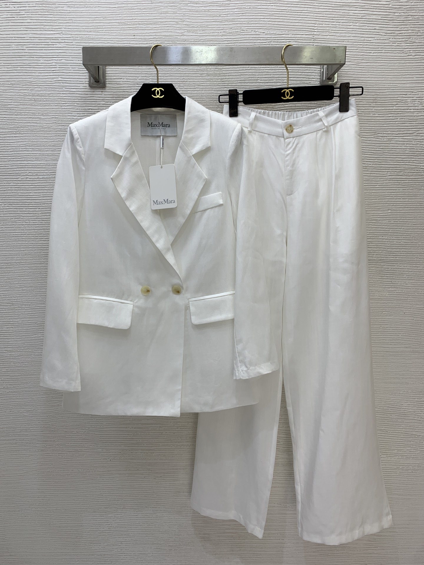 NO:871062,Style number G26053176 MaxMar*a Italian high-end luxury brand custom-made linen fabric is breathable and comfortable, a must-have summer item!  Minimalist old money style fashion commuter horizontal two-button long-sleeved suit jacket with zipper fly and elastic waist at the back. Pleated loose straight trousers (pants are lined) yellow, pink, white, oatmeal color, (M size shoulder width 38 with shoulder pads, bust 98, sleeve length 58, length 72; waist 60 ~ 76 elastic high waist back, hip 100, trouser length 106), jackets & coats, business suit,19860909款号G26053176 MaxMar*a意大利高端奢侈品牌定制亚麻面料透气舒适夏季必备单品！极简老钱风时尚通勤横排两粒扣长袖西装外套拉链门襟后背松紧腰 压褶宽松直筒西裤长裤(裤子有内衬）黄色、粉色、白色,燕麦色、（M码肩宽38有垫肩,胸围98,袖长58,衣长72；腰围60～76后背弹力高腰,臀围100,裤长106）,,jackets & coats,business suit,,Women's clothing