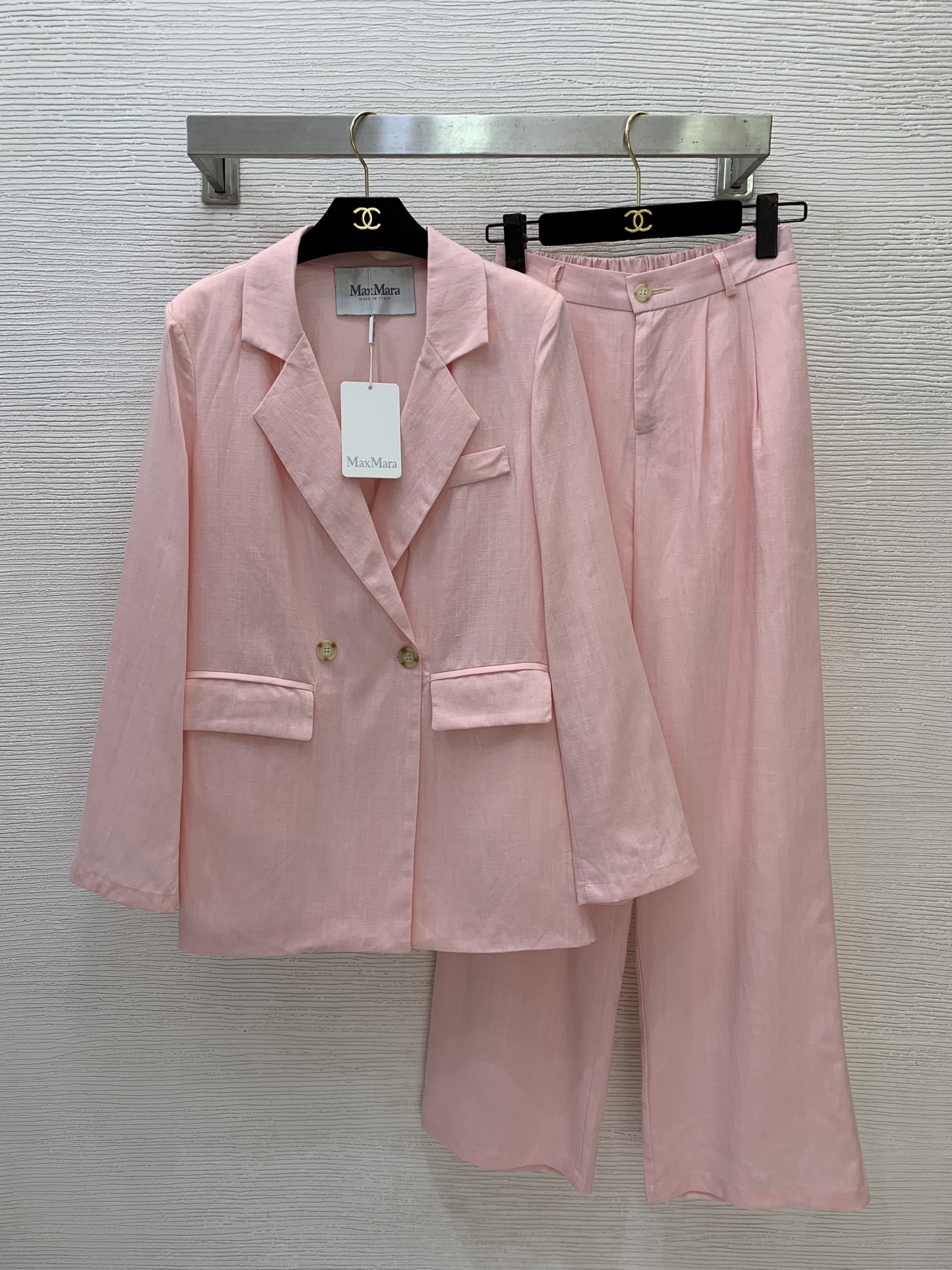 NO:871070,Style number G26053176 MaxMar*a Italian high-end luxury brand custom-made linen fabric is breathable and comfortable, a must-have summer item!  Minimalist old money style fashion commuter horizontal two-button long-sleeved suit jacket with zipper fly and elastic waist at the back. Pleated loose straight trousers (pants are lined) yellow, pink, white, oatmeal color, (M size shoulder width 38 with shoulder pads, bust 98, sleeve length 58, length 72; waist 60 ~ 76 elastic high waist back, hip 100, trouser length 106), jackets & coats, business suit,19860909款号G26053176 MaxMar*a意大利高端奢侈品牌定制亚麻面料透气舒适夏季必备单品！极简老钱风时尚通勤横排两粒扣长袖西装外套拉链门襟后背松紧腰 压褶宽松直筒西裤长裤(裤子有内衬）黄色、粉色、白色,燕麦色、（M码肩宽38有垫肩,胸围98,袖长58,衣长72；腰围60～76后背弹力高腰,臀围100,裤长106）,,jackets & coats,business suit,,Women's clothing