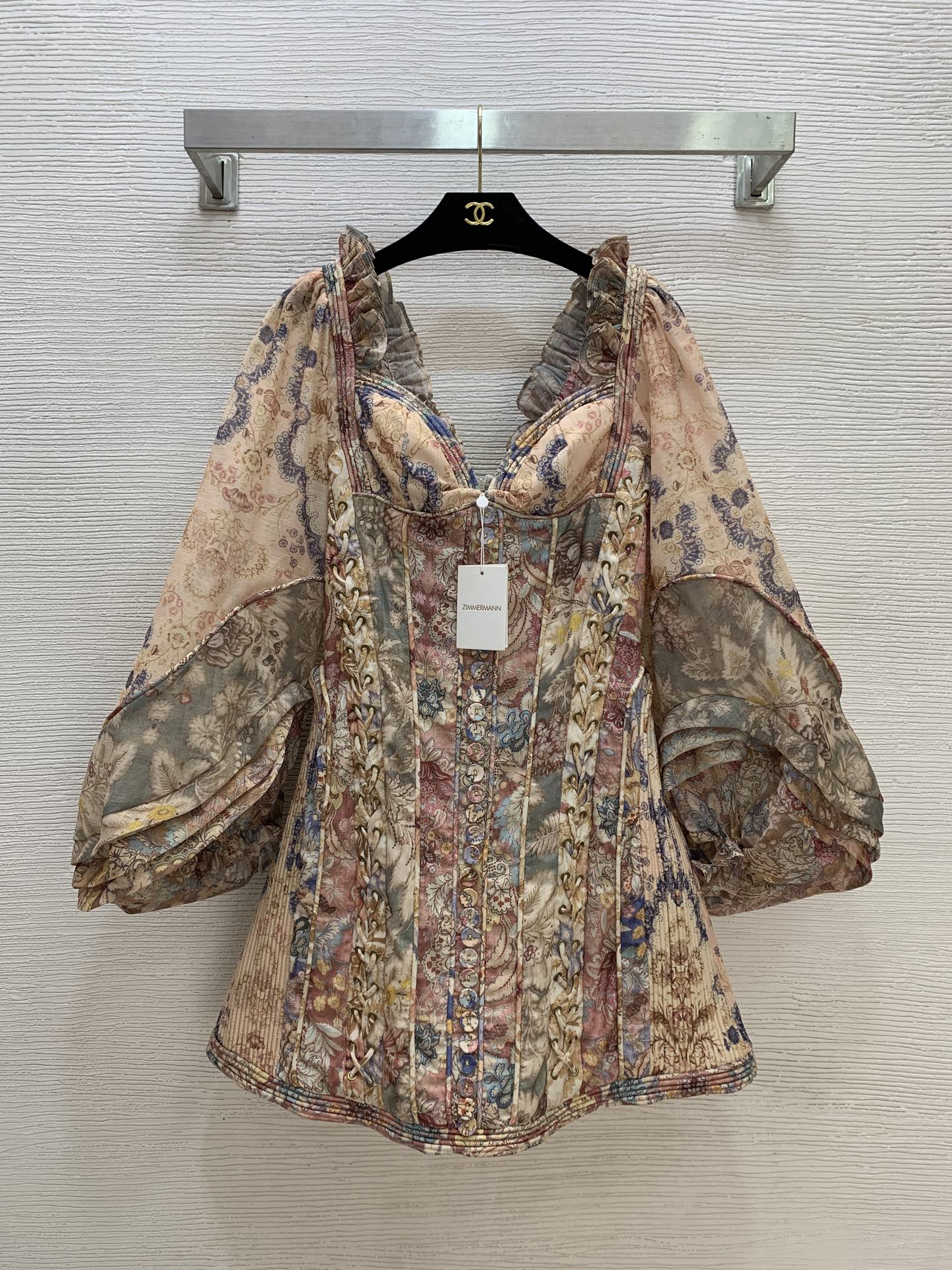NO:877346,Style No. G26060472 ZIMMERMA*N Australian brand, high-end customized linen and cotton blended fabric with floral pattern printing, super heavy-duty three-dimensional texture, perforated strap design, fungus edge splicing, oversized lantern sleeves, short slim fit dress!  1.2.3.4/SMLXL (size 2, bust 82~88, elastic back, raglan sleeve length 64, skirt length 81),,skirts,19860909款号G26060472 ZIMMERMA*N兹默曼澳洲品牌 高端定制亚麻棉混纺面料花卉图案印花超级重工立体纹理穿孔绑带设计、木耳边拼接超大灯笼袖小短款修身显瘦连衣裙！1.2.3.4/SMLXL（2码胸围82～88后背打揽弹力,连肩袖长64,裙长81）,,skirts,,Women's clothing