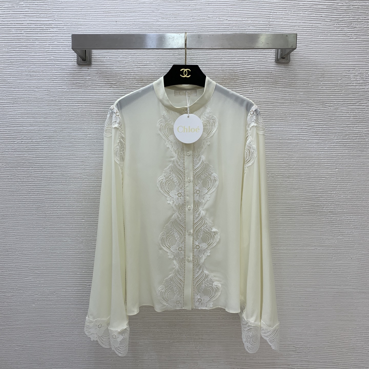 NO:876253,Style No. G26060375 Chloé's new high-end customized high-quality mulberry silk fabric, lace splicing buttoned small stand-up collar, trumpet wide sleeves silk shirt!  Apricot color, (shoulder width S size 37, bust 98, sleeve length 56 excluding lace, length 60),, chloe, real silk,19860909款号G26060375 Chloé蔻依新款 高端定制精品桑蚕丝面料、蕾丝花边拼接系扣小立领喇叭宽袖真丝衬衣！杏色, （S码肩宽37,胸围98,袖长56不含蕾丝,衣长60）,,chloe,real silk,,Women's clothing