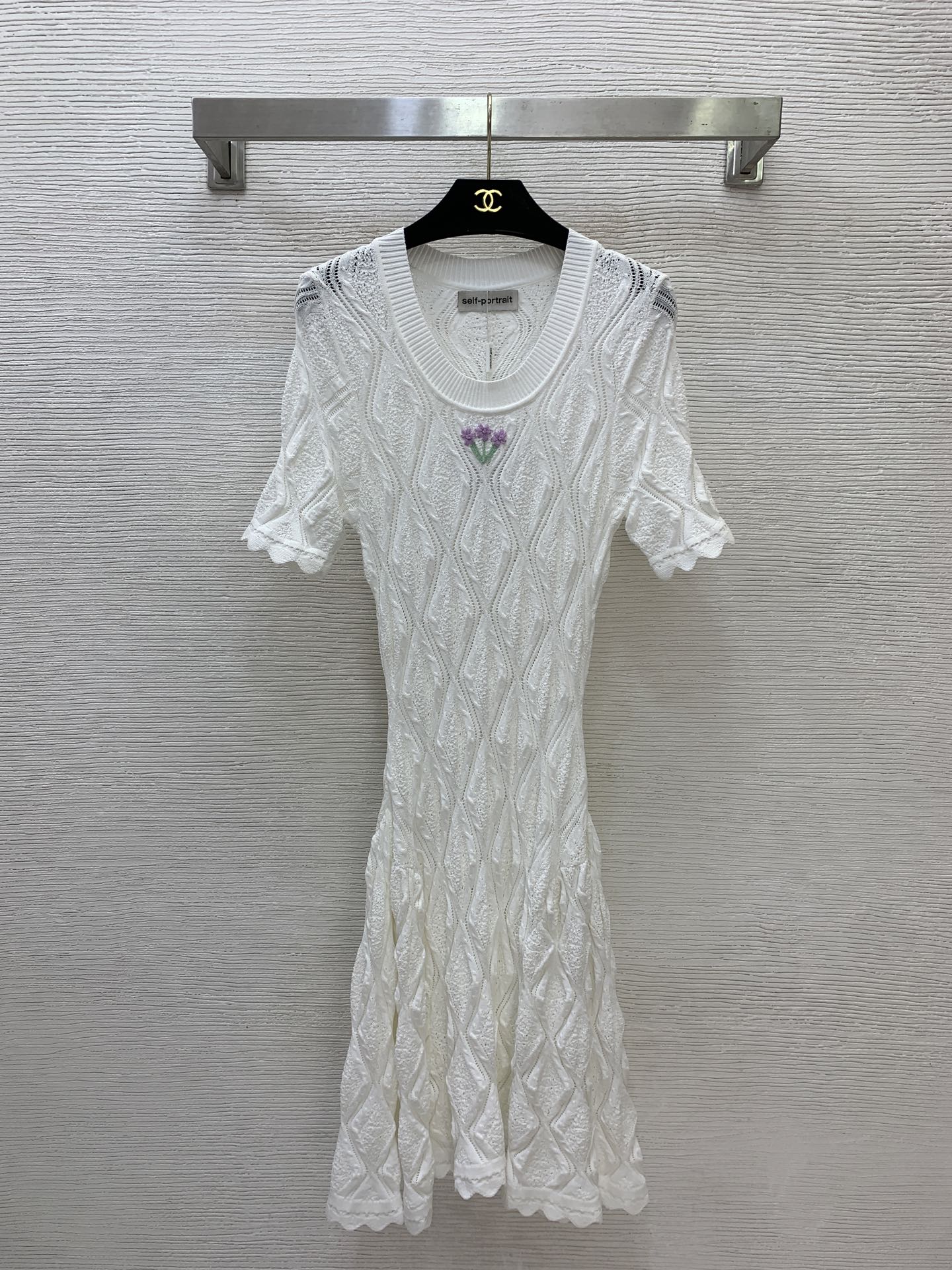 NO:873480,Style No. D26060268 Self-Portrai* new SP home new diamond pattern hollow see-through chest purple flower embroidery decoration slim fit U-neck short-sleeved knitted dress!  Black, white, (M size bust 66, waist 52, sleeve length 23, skirt length 94/fabric elastic large size is for reference only),,skirts,T-shirt,19860909款号D26060268 Self-Portrai*新款SP家新款 菱格纹镂空透视胸前紫色小花花刺绣装饰修身显瘦U型领短袖针织连衣裙！黑色、白色、 （M码胸围66,腰围52,袖长23,裙长94/面料弹力大尺寸仅供参考）,,skirts,T-shirt,,Women's clothing