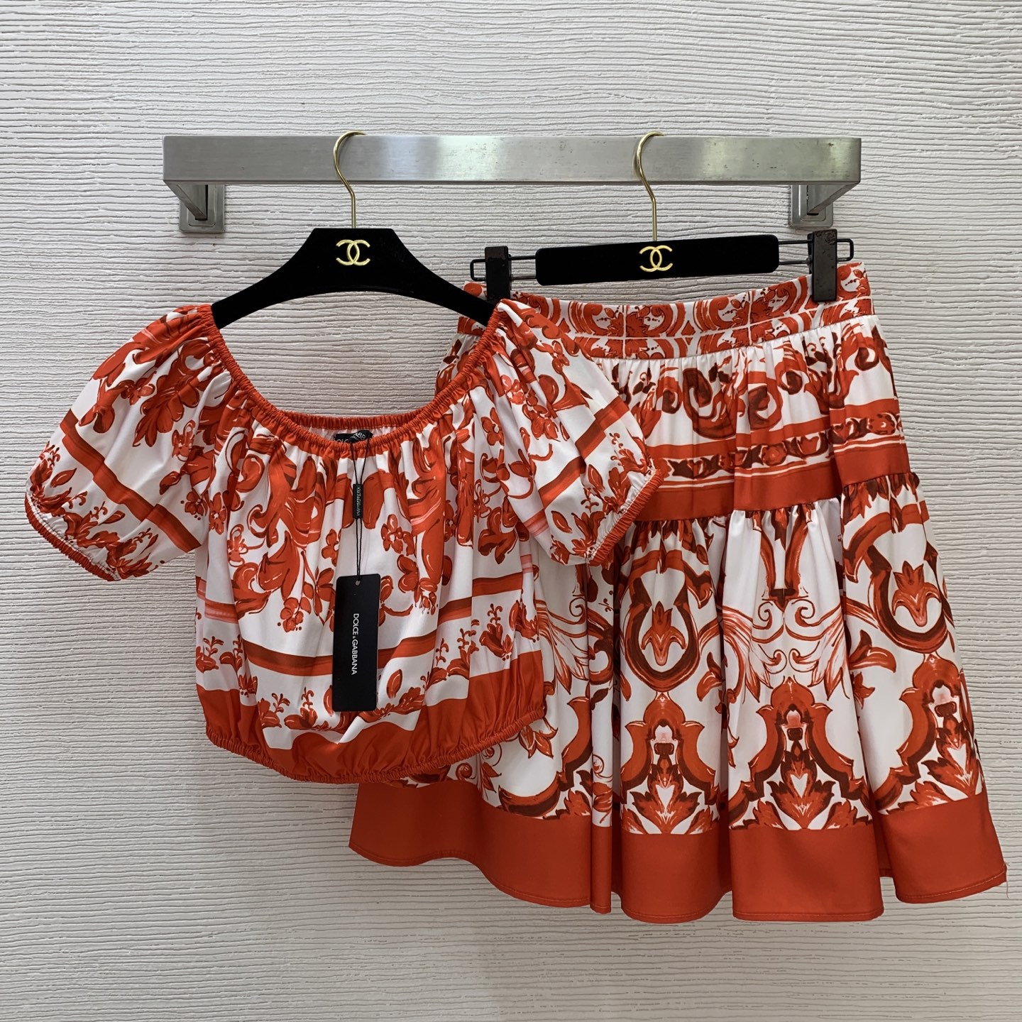 NO:876247,Suit p top p skirt model number D26060345 & Dolce & Gabbana DG* new summer romantic orange retro print fashion two-piece suit!  One-shoulder sexy little hottie's stretchy elastic-hem waistless top with segmented splicing, large skirt, high-waisted short skirt and skirt!  (M size bust 86, sleeve length 20, dress length 36; waist 68, skirt length 51),,Dolce&Gabbana,skirts,19860909套装 p上衣 p半裙 款号D26060345 &杜嘉班纳DG*新款 夏日浪漫橙色系复古印花时尚两件套装！一字肩性感小辣妹弹力松紧边露腰上衣分段拼接大裙摆高腰短裙半身裙！ （M码胸围86,袖长20,衣长36；腰围68,裙长51）,,Dolce&Gabbana,skirts,,Women's clothing