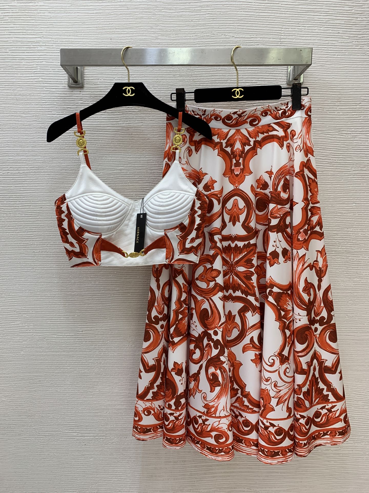 NO:862532,The girl of the highest version on the market inspects the goods, trims the three marks on the threads, pictures of the goods and takes videos. If you want quality and service, please add me on WeChat. We will not accept urgent orders. Model No. G60276 VERSAC* The new and highest version of the girl on the market will inspect the goods, trim the three marks on the threads, show pictures of the goods and take videos. If you want quality and service, please add me on WeChat and we will not accept urgent orders. Customized fashionable retro printed two-piece suit!  Medusa gold accessories three-dimensional cup sexy suspender top with high waist and long hem, the highest version on the market. The girl inspects the goods, trims the three marks on the threads, pictures of the goods and takes videos. If you want quality and service, please add me on WeChat. We will not accept urgent orders. This skirt!  (M size bust 84～88, dress length 36; waist 70, skirt length 84), Versace-clothing,versace,versace,skirts,19860909市面最高版本小妹验货、修剪线头上三标、货可图及拍视频,要品质要服务的加我微信,不接急单.款号G60276 VERSAC*新市面最高版本小妹验货、修剪线头上三标、货可图及拍视频,要品质要服务的加我微信,不接急单.款定制时尚复古印花两件套装！美杜莎金色配件立体罩杯性感吊带上衣高腰大摆长市面最高版本小妹验货、修剪线头上三标、货可图及拍视频,要品质要服务的加我微信,不接急单.款半身裙！ （M码胸围84～88,衣长36；腰围70,裙长84）,范思哲-服装,versace,versace,skirts,,Women's clothing