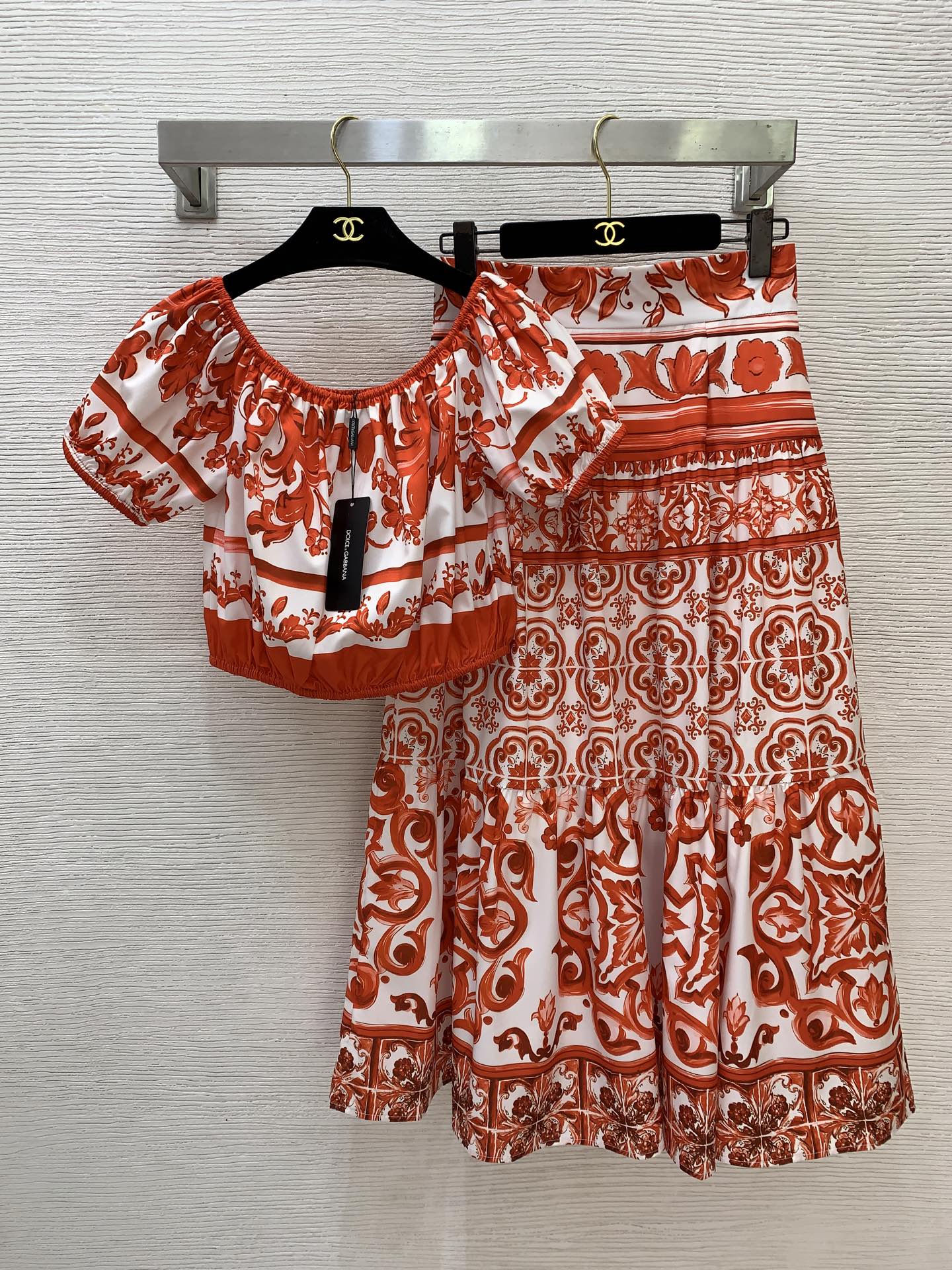 NO:876244,Suit p top p skirt model number D26060437 & Dolce & Gabbana DG* new summer romantic orange retro print fashion two-piece suit!  One-shoulder sexy little hottie's stretchy elastic-hem waistless top with segmented prints and spliced ​​large skirt and high-waisted long skirt!  (M size bust 86, sleeve length 20, dress length 36; waist 68, skirt length 86),,Dolce&Gabbana,skirts,19860909套装 p上衣 p半裙 款号D26060437 &杜嘉班纳DG*新款 夏日浪漫橙色系复古印花时尚两件套装！一字肩性感小辣妹弹力松紧边露腰上衣分段印花拼接大裙摆高腰长款半身裙！ （M码胸围86,袖长20,衣长36；腰围68,裙长86）,,Dolce&Gabbana,skirts,,Women's clothing