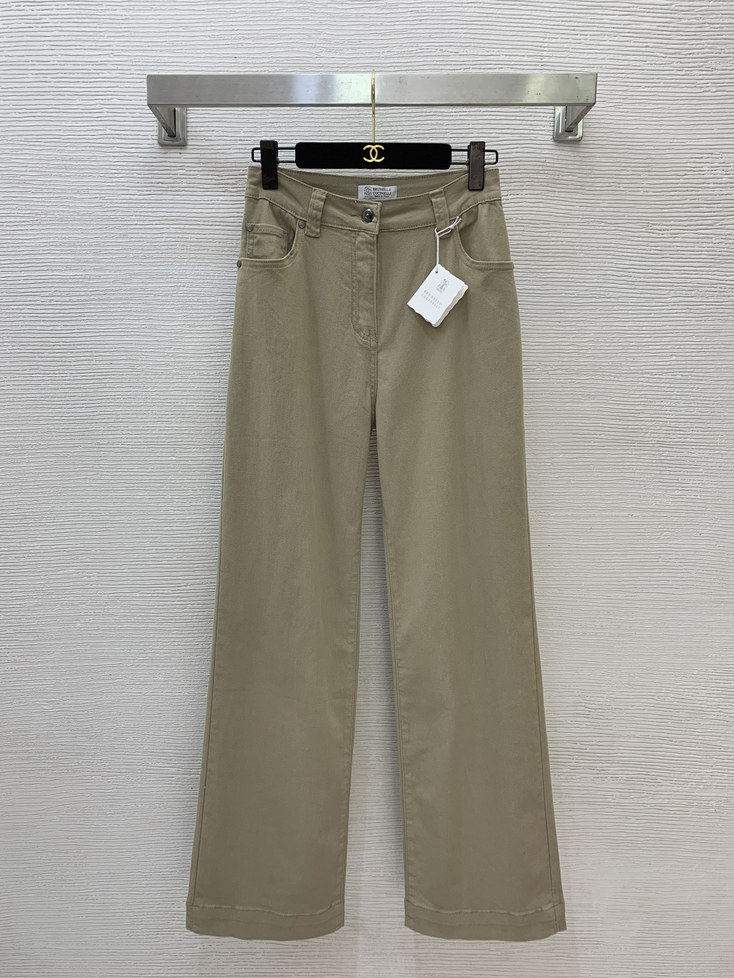 NO:872092,Style number G26060184 Brunel*o Cucinel*i's new high-end customized washed denim cotton, letter logo hardware buttons, YKK zipper fly, simple casual workwear style high-waisted straight jeans!  Dark brown, khaki, 26-27-28-29 (size 27, waist 68 with elasticity, hip 94, pants length 109/waist ±2),, brunello cucinelli, chanel, jeans,19860909款号G26060184 Brunel*o Cucinel*i新款BC家高端定制洗水牛仔棉、字母logo五金纽扣YKK拉链门襟简约休闲工装风高腰直筒牛仔裤！深咖色、卡其色、26-27-28-29（27码腰围68有弹力,臀围94,裤长109/腰围±2）,,brunello cucinelli,chanel,jeans,,Women's clothing