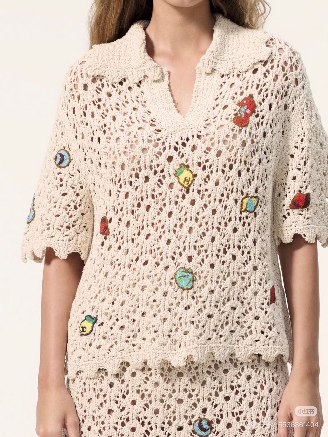 NO:860471,The highest version of the girl on the market inspects the goods, trims the three marks on the threads, and delivers the goods. You can send pictures and take videos. If you want quality and service, add me on WeChat. We will not accept urgent orders. Model No. G26052846 CHANE*L. The new highest version on the market. The girl inspects the goods, trims the three marks on the threads, and ships the goods. You can send pictures and take videos of it. If you want quality and service, add me on WeChat. We do not accept urgent orders. High-end customization  Fragrant Grandma’s Home Vacation Series, mesh hollow see-through zigzag edge seahorse small shell double C embroidered loose and versatile Polo lapel short-sleeved sweater top!  36-38-40 (size 38 shoulder width 42, bust 92, sleeve length 24, dress length 55) top, Chanel-clothing, chanel, chanel, T-shirt,19860909市面最高版本小妹验货、修剪线头上三标、发货可发图及拍视频,要品质要服务的加我微信,不接急单.款号G26052846 CHANE*L新市面最高版本小妹验货、修剪线头上三标、发货可发图及拍视频,要品质要服务的加我微信,不接急单.款高端定制 香奶奶家度假系列、网眼镂空透视锯齿边海马小贝壳双C刺绣宽松百搭Polo翻领短袖针织衫上衣！36-38-40（38码肩宽42,胸围92,袖长24,衣长55）上衣,香奈儿-服装,chanel,chanel,T-shirt,,Women's clothing