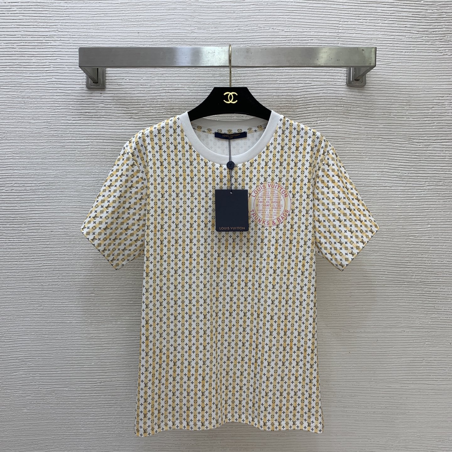NO:869998,Style No. G26053073 LOUIS* Lujia LV new model, high version, high-end customization, selected high-quality cotton fabrics, contrasting vertical stripes, classic presbyopia letter logo all-over printing, chest circle seal decoration, loose and fashionable round neck short-sleeved T-shirt top!  (M size shoulder width 42, chest 94, sleeve length 17, clothing length 63),,louis vuitton,louis vuitton,louis vuitton,louis vuitton,T-shirt,tees,t-shirt,19860909款号G26053073 LOUIS*驴家LV新款 高版本高端定制精选优质棉面料、撞色竖条纹经典老花字母logo通体印花、胸口圆圈印章装饰宽松时髦圆领短袖t恤上衣！（M码肩宽42,胸围94,袖长17,衣长63）,,louis vuitton,louis vuitton,louis vuitton,louis vuitton,T-shirt,tees，t-shirt,,Women's clothing
