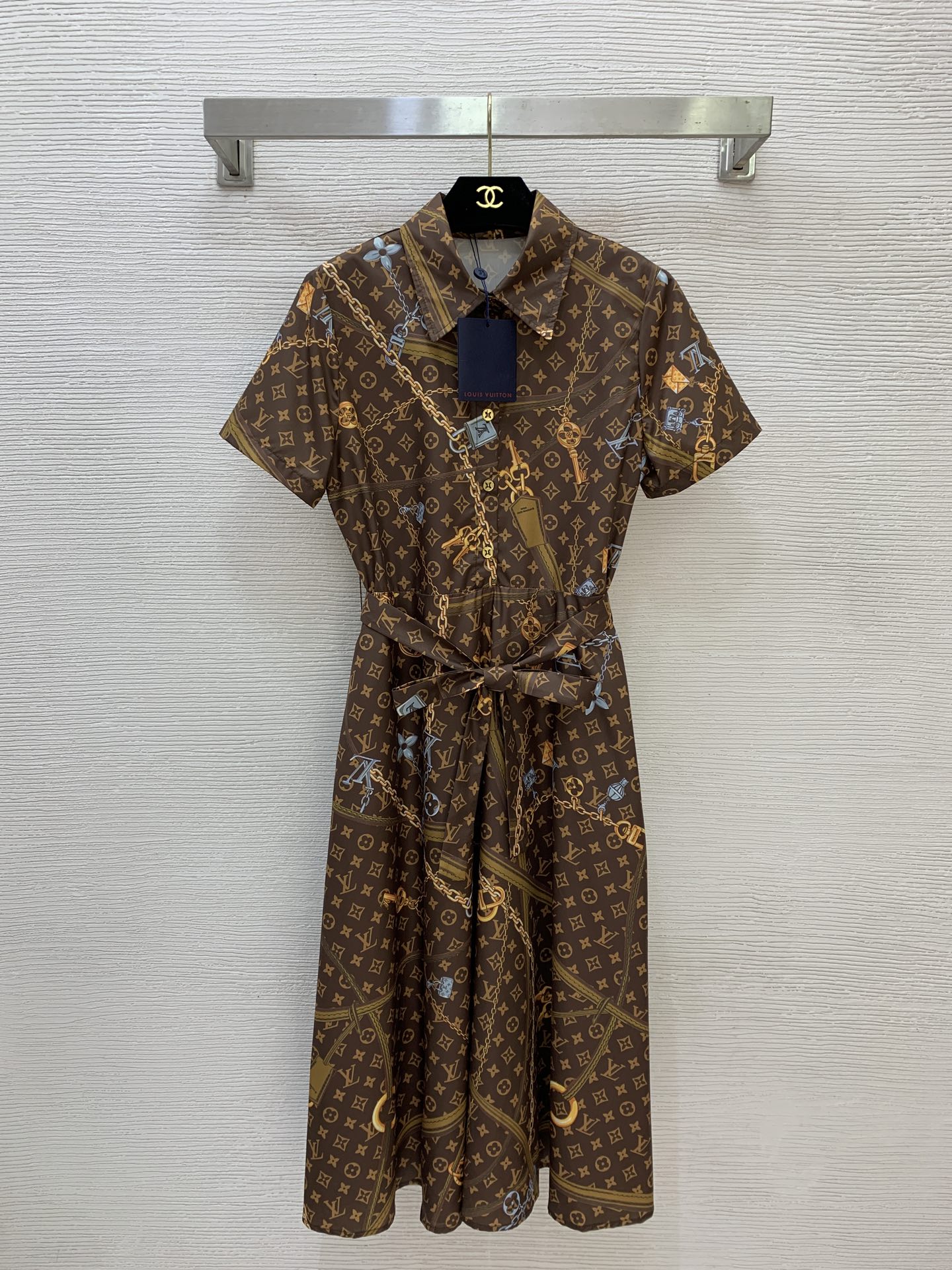 NO:874988,Style No. D26060345 LOUIS* Lujia LV’s new style all-over presbyopia letter logo key chain pattern print, half-breasted front lapel waist slimming big skirt short-sleeved dress!  (M size shoulder width 36, bust 90, waist 76, sleeve length 20, skirt length 113),,louis vuitton,louis vuitton,louis vuitton,louis vuitton,skirts,T-shirt,19860909款号D26060345 LOUIS*驴家LV新款 通体老花字母logo钥匙链条图案印花、半排扣前襟翻领收腰显瘦大裙摆短袖连衣裙！（M码肩宽36,胸围90,腰围76,袖长20,裙长113）,,louis vuitton,louis vuitton,louis vuitton,louis vuitton,skirts,T-shirt,,Women's clothing