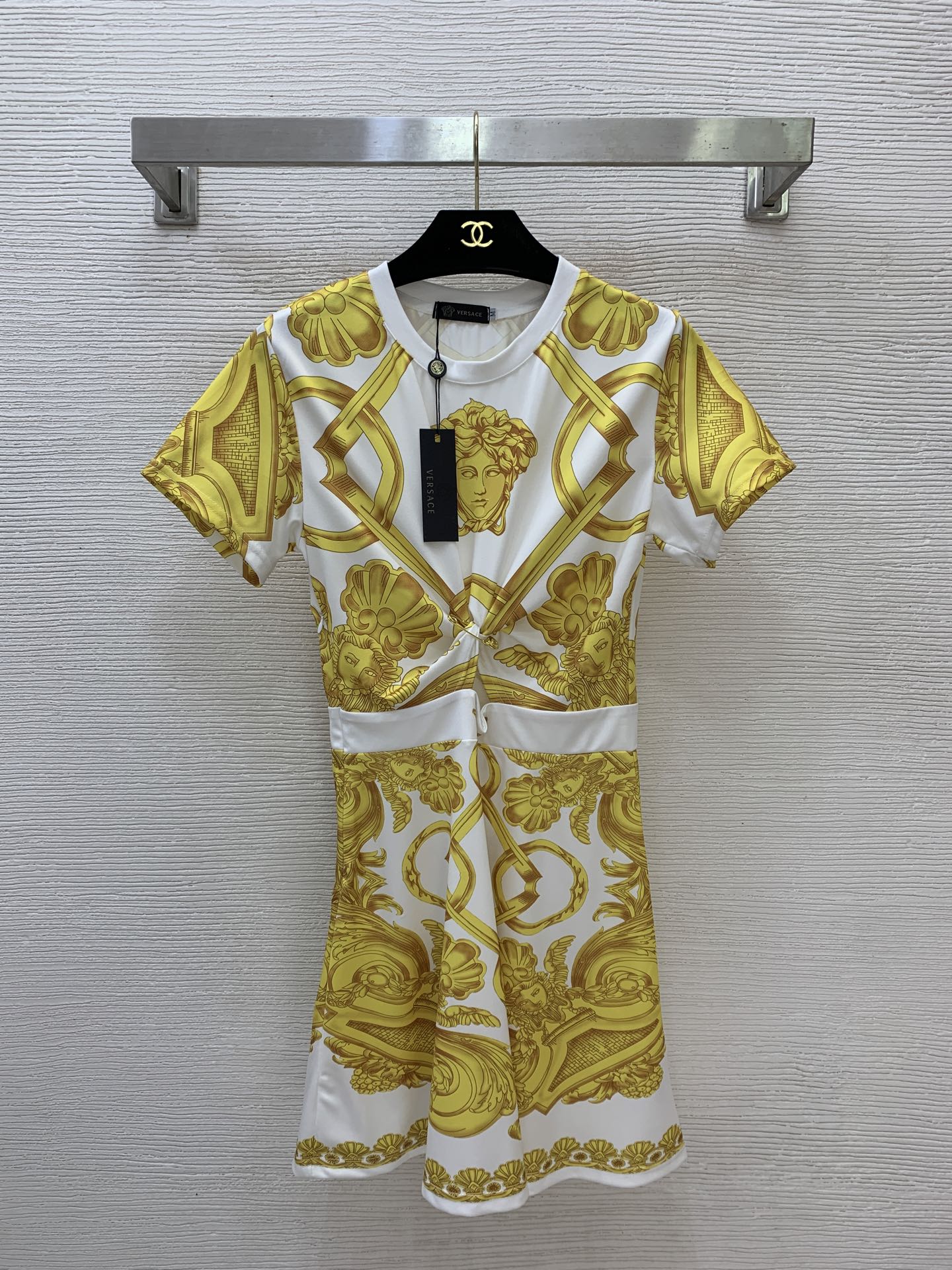 NO:862540,The highest version on the market, the girl inspects the goods, trims the three marks on the threads, pictures of the goods and takes videos. If you want quality and service, add me on WeChat. We do not accept urgent orders. Model No. D26060243 VERSAC* The new highest version on the market. The girl inspects the goods, trims the three marks on the threads, pictures of the goods and takes videos. If you want quality and service, add me on WeChat. We do not accept urgent orders.  Fashionable and sexy twist pins decorate the belly button hollow design, classic Medusa head Baroque print waist slimming short-sleeved dress!  Black, white, (M size bust 76, waist 66, sleeve length 17, skirt length 83), Versace-clothing,versace,versace,skirts,T-shirt,19860909市面最高版本小妹验货、修剪线头上三标、货可图及拍视频,要品质要服务的加我微信,不接急单.款号D26060243 VERSAC*新市面最高版本小妹验货、修剪线头上三标、货可图及拍视频,要品质要服务的加我微信,不接急单.款 时尚性感扭结别针装饰肚脐挖空设计、经典美杜莎头像巴洛克印花收腰显瘦短袖连衣裙！黑色、白色、（M码胸围76,腰围66,袖长17,裙长83）,范思哲-服装,versace,versace,skirts,T-shirt,,Women's clothing