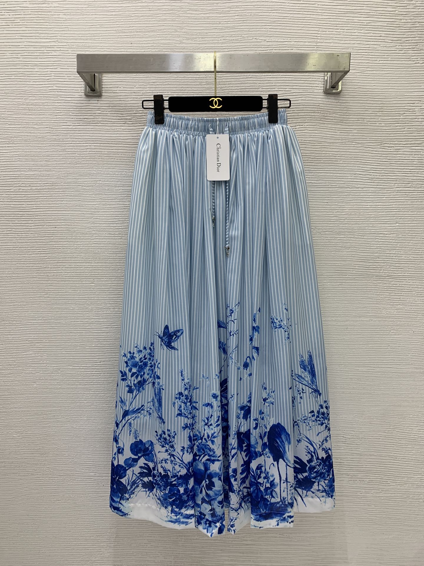 NO:870014,Style No. D26053049 Dio* new D family customized thin cotton fabric, butterfly flower print vertical stripes CD metal accessories drawstring elastic waist pleated large skirt long skirt!  36-38-40-42 (size 38 waist 60~80 elastic, skirt length 92),, dior, dior, skirts,19860909款号D26053049 Dio*新款D家定制薄棉面料、蝴蝶花丛印花竖条纹CD金属配件抽绳松紧腰压褶大裙摆长款半身裙！36-38-40-42（38码腰围60～80弹力,裙长92）,,dior,dior,skirts,,Women's clothing