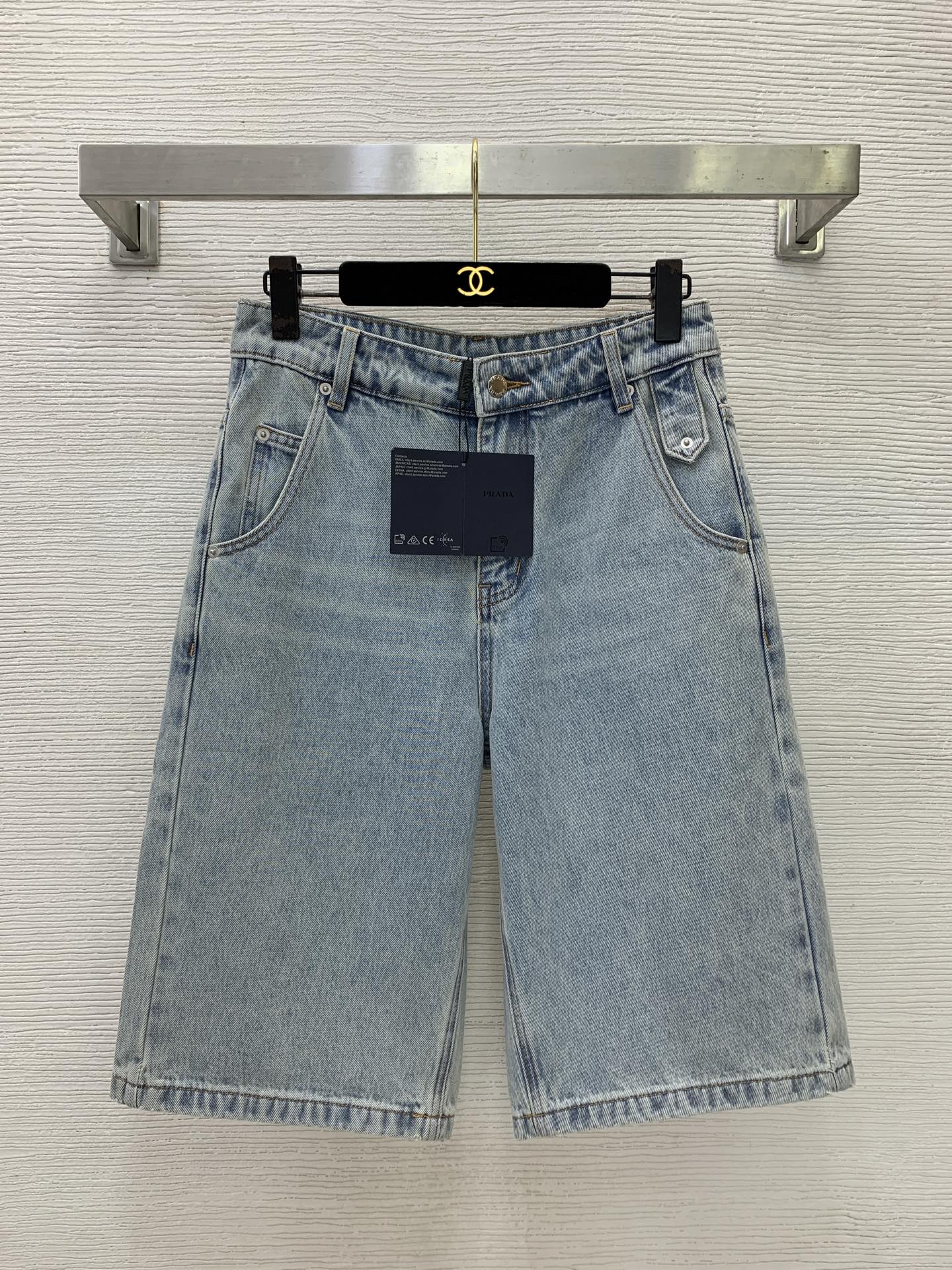 NO:870258,No. G26060348 PRAD*A new high-end customized washed denim cotton, YKK zipper fly with letter logo buttons, high-waisted straight-leg denim mid-length pants!  Light blue, (M size waist 72 non-elastic, hip 98, pants length 61), Prada-clothing, prada, prada,19860909号G26060348 PRAD*A新 高端定制洗水牛仔棉、采用字母logo纽扣YKK拉链门襟 高腰直筒牛仔五分裤中裤！浅蓝色, （M码腰围72无弹力,臀围98,裤长61）,普拉达-服装,prada,prada,,Women's clothing