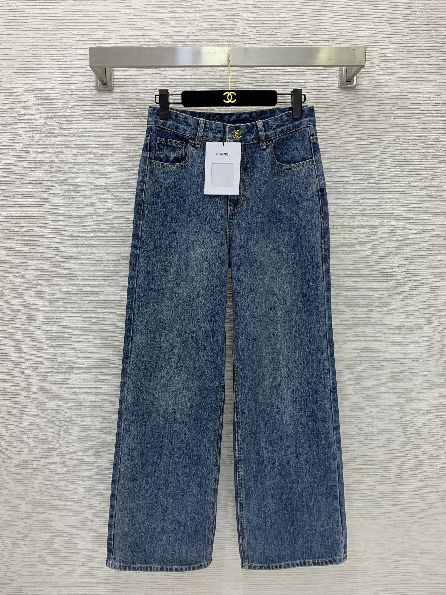 NO:863908,The highest version of the girl on the market inspects the goods, trims the three marks on the threads, and delivers the goods. You can send pictures and take videos. If you want quality and service, add me on WeChat. We will not accept urgent orders. Model number G26060384 CHANE*L. The new highest version on the market. The girl inspects the goods, trims the three marks on the threads, and delivers the goods. You can send pictures and take videos. If you want quality and service, add me on WeChat. We do not accept urgent orders.  High-end customized washed denim cotton, simple and fashionable high-waisted slim straight wide-leg jeans with double C embroidery on the back!  34-36-38 (size 36 waist 70 non-elastic, hip 98, pants length 106), Chanel-clothing, chanel, chanel, jeans,19860909市面最高版本小妹验货、修剪线头上三标、发货可发图及拍视频,要品质要服务的加我微信,不接急单.款号G26060384 CHANE*L新市面最高版本小妹验货、修剪线头上三标、发货可发图及拍视频,要品质要服务的加我微信,不接急单.款 高端定制洗水牛仔棉、简约时尚后臀双C刺绣高腰显瘦直筒阔腿牛仔裤！34-36-38（36码腰围70无弹力,臀围98,裤长106）,香奈儿-服装,chanel,chanel,jeans,,Women's clothing