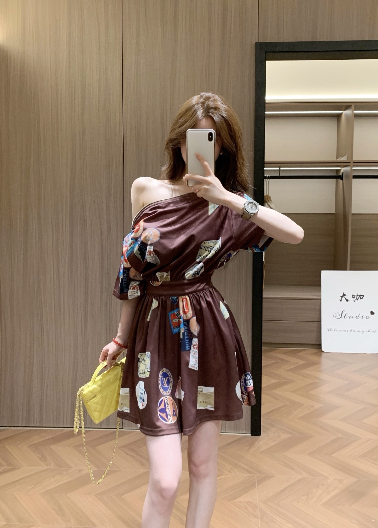 NO:860447,The highest version on the market, the girl inspects the goods, trims the three marks on the threads, pictures the goods and takes videos. If you want quality or service, please add me on WeChat. We will not accept urgent orders. Model No. G26053054  The girl of the highest version on the market will inspect the goods, trim the three marks on the threads, and take pictures of the goods and take videos. If you want quality and service, please add me on WeChat, and we will not accept urgent orders. This model of LOUIS* Lujia LV is the new highest version on the market. The girl will inspect the goods, trim the three marks on the threads, and the goods will be pictured and take videos. If you want quality and service, add me on WeChat, and we will not accept urgent orders. Customized color seal letter logo printing, zipper neckline with slanted shoulders, fashionable and sexy goddess waist slimming, wide swing short-sleeved dress!  Brown, white, (S size bust 88, waist 68, sleeve length 19, back center length 79), Louis Vuitton-clothing,louis vuitton,louis vuitton,louis vuitton,louis vuitton,louis vuitton,skirts,T-shirt,19860909市面最高版本小妹验货、修剪线头上三标、货可图及拍视频,要品质要服务的加我微信,不接急单.款号G26053054 爆市面最高版本小妹验货、修剪线头上三标、货可图及拍视频,要品质要服务的加我微信,不接急单.款LOUIS*驴家LV新市面最高版本小妹验货、修剪线头上三标、货可图及拍视频,要品质要服务的加我微信,不接急单.款定制彩色印章字母logo印花 拉链领口可斜肩设计时尚性感女神收腰显瘦大摆短袖连衣裙！咖色、白色、（S码胸围88,腰围68,袖长19,后中长79）,路易威登-服装,louis vuitton,louis vuitton,louis vuitton,louis vuitton,louis vuitton,skirts,T-shirt,,Women's clothing