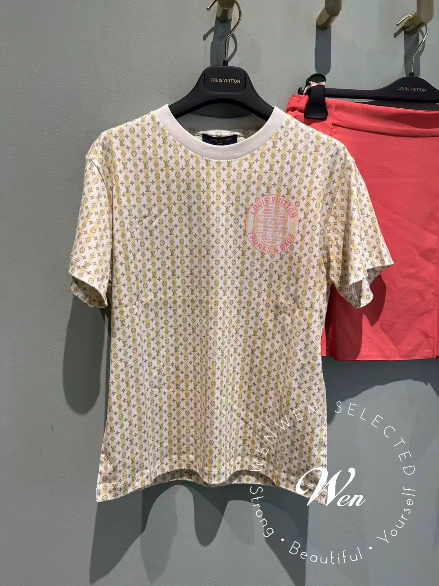 NO:860459,The highest version of the girl on the market inspects the goods, trims the three marks on the threads, pictures of the goods and takes videos. If you want quality and service, add me on WeChat. We will not accept urgent orders. Model No. G26053073 LOUIS  High-end customized high-quality cotton fabrics, contrasting vertical stripes, classic presbyopia letter logo all-over printing, and chest circle seal decoration. Loose and fashionable round neck short-sleeved T-shirt top!  (M size shoulder width 42, chest 94, sleeve length 17, clothing length 63), Louis Vuitton-clothing, louis vuitton, louis vuitton, louis vuitton, louis vuitton, louis vuitton, T-shirt, tees, t-shirt,19860909市面最高版本小妹验货、修剪线头上三标、货可图及拍视频,要品质要服务的加我微信,不接急单.款号G26053073 LOUIS*驴家LV新市面最高版本小妹验货、修剪线头上三标、货可图及拍视频,要品质要服务的加我微信,不接急单.款 高版本高端定制精选优质棉面料、撞色竖条纹经典老花字母logo通体印花、胸口圆圈印章装饰宽松时髦圆领短袖t恤上衣！（M码肩宽42,胸围94,袖长17,衣长63）,路易威登-服装,louis vuitton,louis vuitton,louis vuitton,louis vuitton,louis vuitton,T-shirt,tees，t-shirt,,Women's clothing