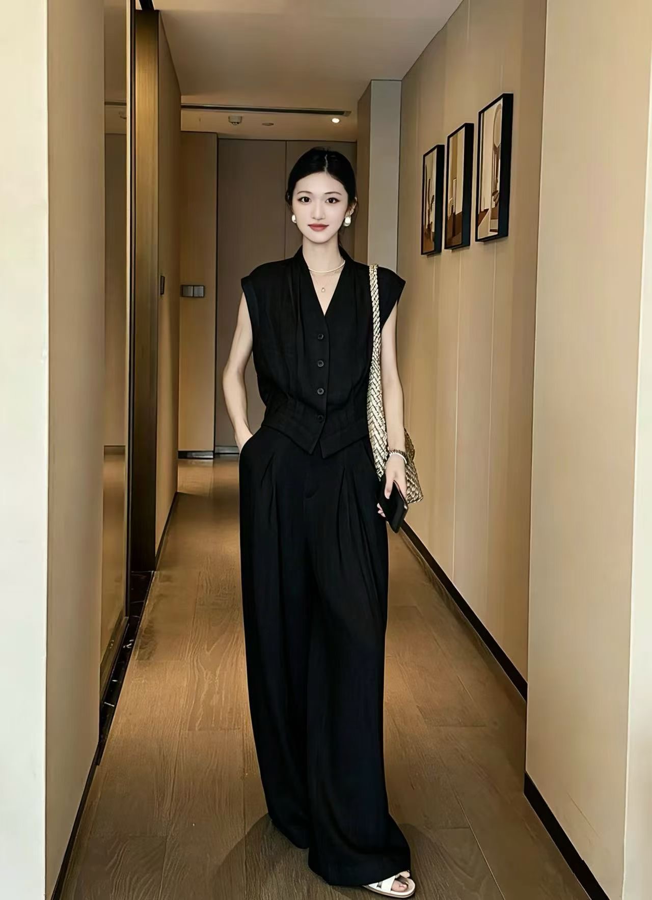 NO:862451,The girl of the highest version on the market inspects the goods, trims the three marks on the threads, pictures of the goods and takes videos. If you want quality and service, please add me on WeChat. We will not accept urgent orders. Model No. G26060185 Dio* The new highest version of Dio on the market. The girl inspects the goods, trims the three marks on the threads, pictures of the goods and takes videos. If you want quality and service, please add me on WeChat. We do not accept urgent orders. High-end customized linen fabric is breathable and comfortable!  Elegant and versatile two-piece suit for commuting!  Pinch waist design, button placket, V-neck waistcoat, sleeveless top, zipper placket, elastic waist, loose wide-leg trousers at the back!  Black, white, (M size shoulder width 45, bust 94, length 51; waist 58-72 elastic back, hip 100, pants length 106), Dior-clothing, dior, dior,19860909市面最高版本小妹验货、修剪线头上三标、货可图及拍视频,要品质要服务的加我微信,不接急单.款号G26060185 Dio*新市面最高版本小妹验货、修剪线头上三标、货可图及拍视频,要品质要服务的加我微信,不接急单.款高端定制亚麻面料透气舒适！气质高雅通勤百搭两件套装！捏褶收腰设计系扣门襟V领坎肩无袖上衣拉链门襟后背松紧腰宽松阔腿裤长裤！黑色、白色、（M码肩宽45,胸围94,衣长51；腰围58～72后背弹力,臀围100,裤长106）,迪奥-服装,dior,dior,,Women's clothing