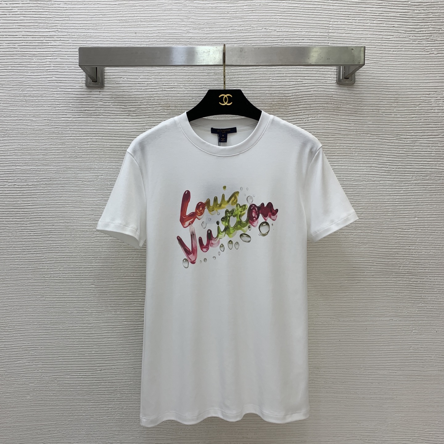 NO:876257,Style number G26060472 LOUIS*Lvjia LV new model, high-end customized high-quality pure cotton fabric, colorful letter logo water drop bubble pattern printing, loose and versatile round neck short-sleeved T-shirt top!  White, (M size shoulder width 41, chest 88, sleeve length 17, clothing length 64),, louis vuitton, louis vuitton, louis vuitton, louis vuitton, T-shirt, tees, t-shirt,19860909款号G26060472 LOUIS*驴家LV新款 高端定制优质纯棉面料、彩色字母logo水珠泡泡图案印花宽松百搭圆领短袖t恤上衣！白色,（M码肩宽41,胸围88,袖长17,衣长64）,,louis vuitton,louis vuitton,louis vuitton,louis vuitton,T-shirt,tees，t-shirt,,Women's clothing