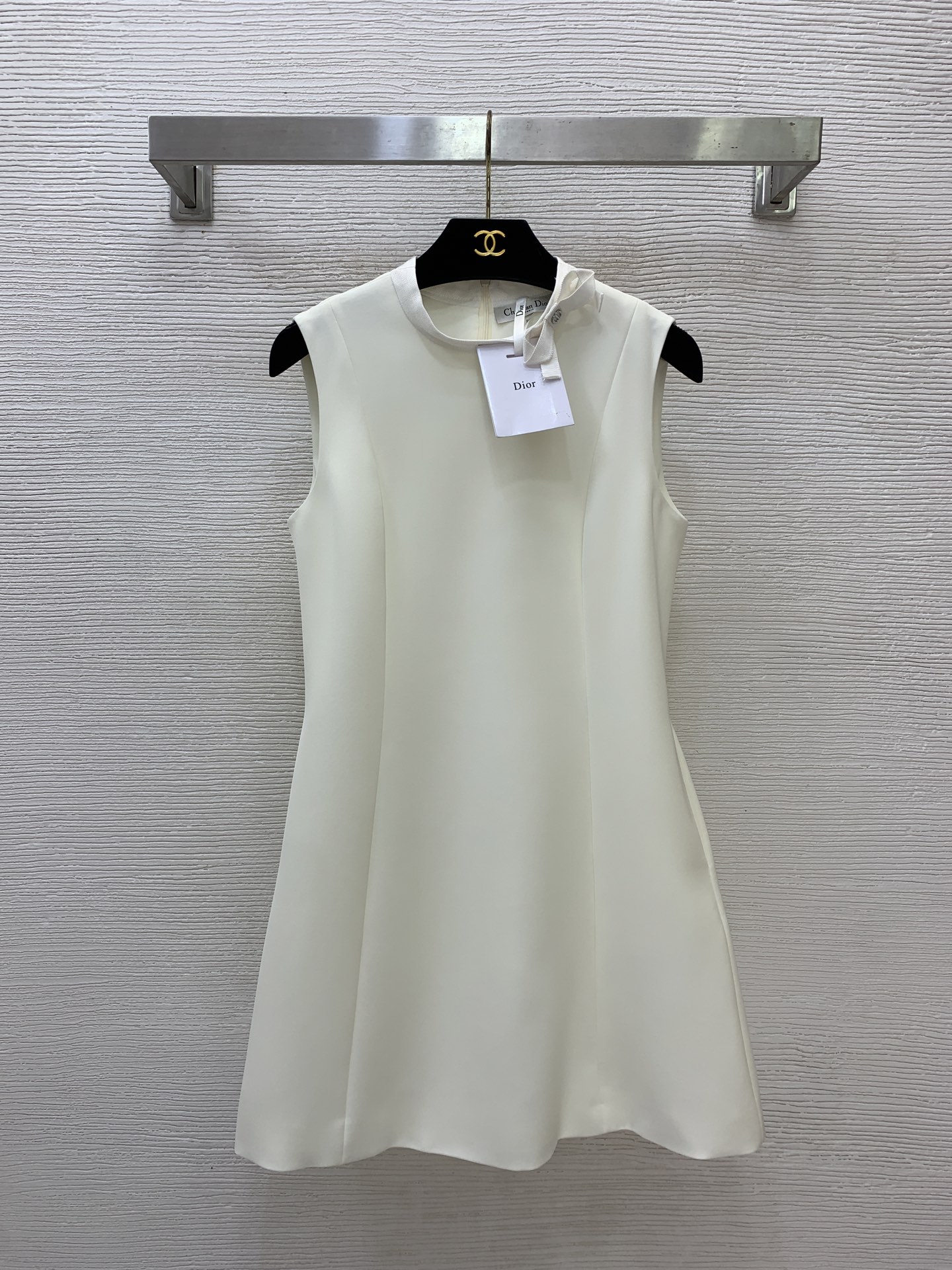 NO:870053,No. G60675 Dio's latest high-end custom fabrics, bow CD metal accessories decoration slim fit stand collar sleeveless vest dress!  Apricot, navy, 36-38-40-42 (36 size bust 82~86, skirt length 81), Dior-clothing, dior, dior, skirts,19860909号G60675 Dio*新高端定制面料、蝴蝶结CD金属配件装饰修身显瘦立领无袖背心连衣裙！杏色、藏蓝、36-38-40-42（36码胸围82～86,裙长81）,迪奥-服装,dior,dior,skirts,,Women's clothing