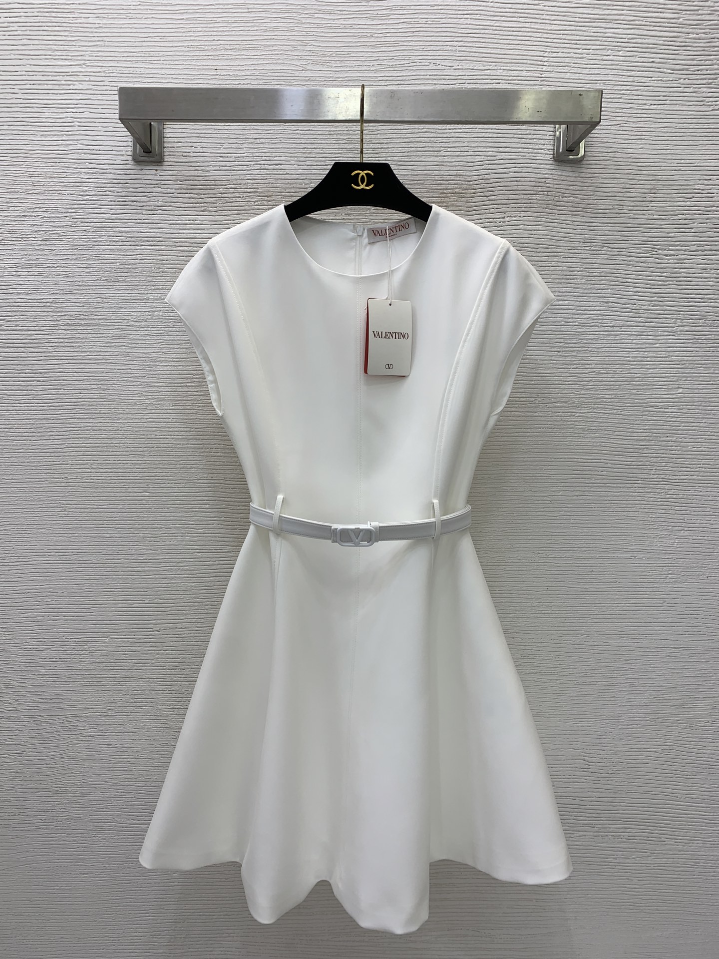 NO:876267,Style No. G26060415 VALENTIN*O Warren's new style, high-end customized quality, imported acetate fabric, crisp and stylish!  Simple and fashionable route patchwork, slim waist, large skirt, umbrella skirt, round neck, short-sleeved waistcoat dress with belt!  Black, white, (S size shoulder width 37, bust 84, waist 70, sleeve length 10, skirt length 85),,valentino,valentino,skirts,T-shirt,19860909款号G26060415 VALENTIN*O华伦家新款 高端定制精品质量、进口醋酸纤维面料版型挺括有型！简约时尚航线拼接收腰显瘦大裙摆伞裙 圆领短袖坎肩连衣裙配腰带！黑色、白色、（S码肩宽37,胸围84,腰围70,袖长10,裙长85）,,valentino,valentino,skirts,T-shirt,,Women's clothing