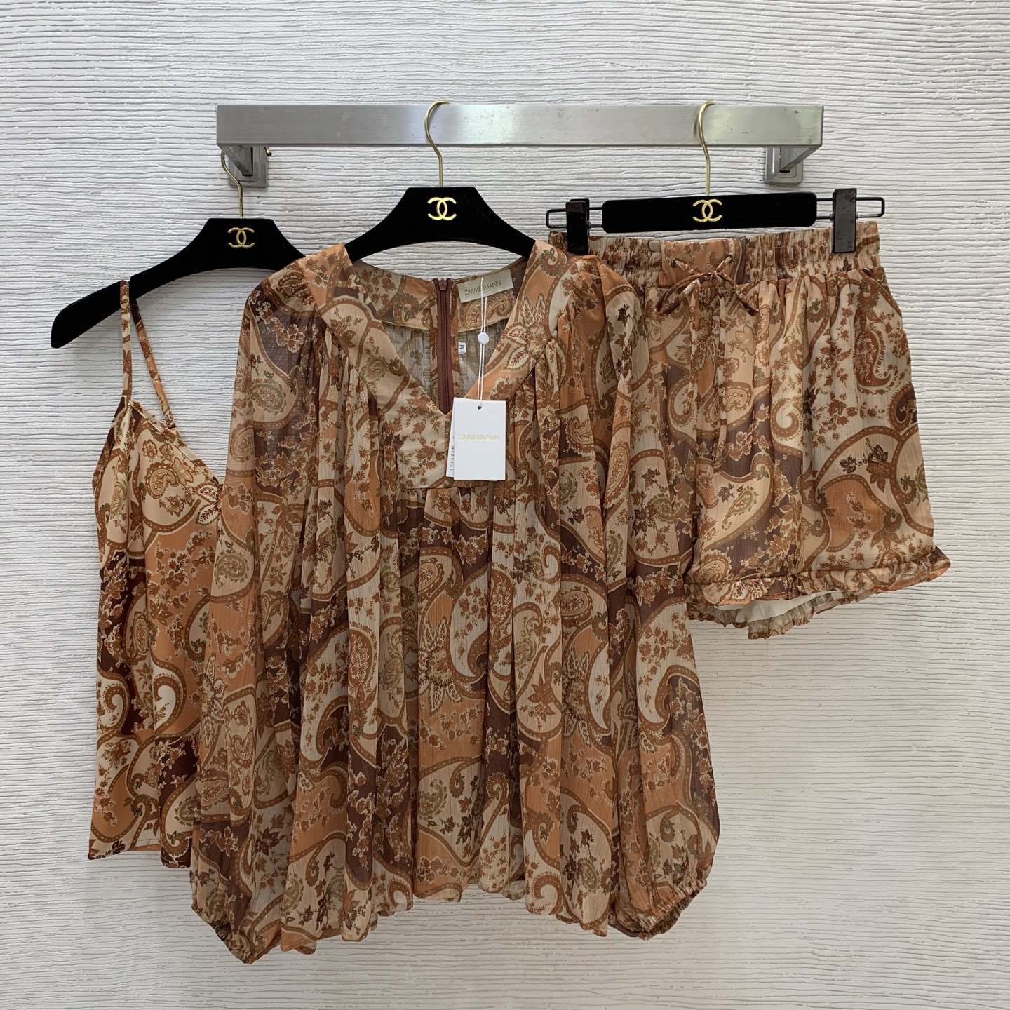 NO:877357,Style No. G26060416 ZIMMERMA*N ZIMMERMA Australian brand holiday ethnic style retro printed three-piece suit!  Pressed pleats and splicing, loose and versatile long-sleeved shirts, printed suspender bottoming shirts, ear-edge splicing, high-waisted wide-leg shorts!  1.2.3.4/SMLXL (size 2 bust 132, raglan sleeve length 65, dress length 65; inner bust 76~93 elastic back, total length 48 excluding shoulder straps; waist 64~80 elastic, pants length 35),,shorts,19860909款号G26060416 ZIMMERMA*N兹默曼澳洲品牌 度假民族风复古印花三件套装！压褶拼接宽松百搭长袖衬衣印花吊带打底衫木耳边拼接高腰阔腿小短裤！1.2.3.4/SMLXL（2码胸围132,连肩袖长65,衣长65；内搭胸围76～93后背弹力,总长48不含肩带；腰围64～80松紧弹力,裤长35）,,shorts,,Women's clothing