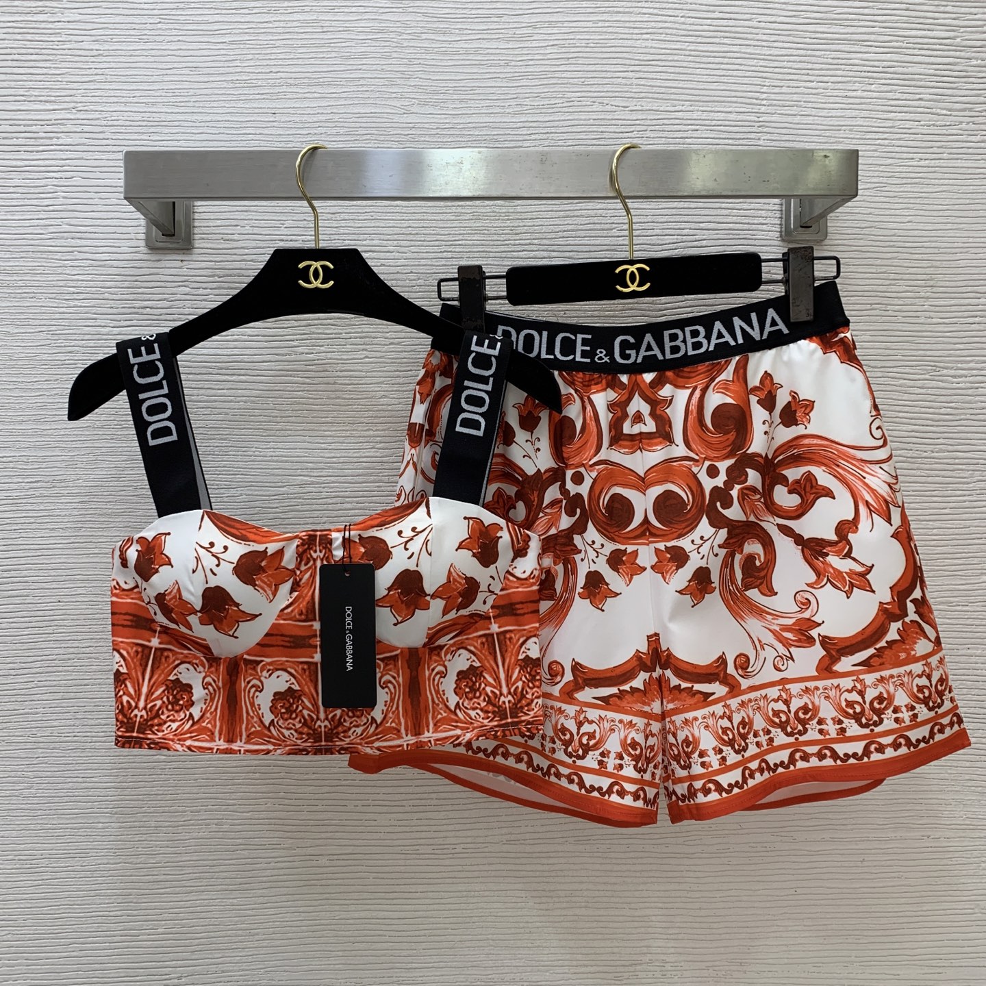 NO:870082,No. D26060452 & Dolce & Gabbana DG’s latest summer romantic orange retro print fashion two-piece suit!  Webbing letter logo shoulder straps tube top camisole top webbing elastic waist loose wide leg shorts!  (M size bust 84～88, length 35; waist 66～80 elastic, pants length 39), Dolce & Gabbana - Clothing, Dolce&Gabbana, shorts,19860909号D26060452 &杜嘉班纳DG*新 夏日浪漫橙色系复古印花时尚两件套装！织带字母logo肩带抹胸式小吊带背心上衣织带弹力腰宽松阔腿短裤！ （M码胸围84～88,衣长35；腰围66～80弹力,裤长39）,杜嘉班纳-服装,Dolce&Gabbana,shorts,,Women's clothing