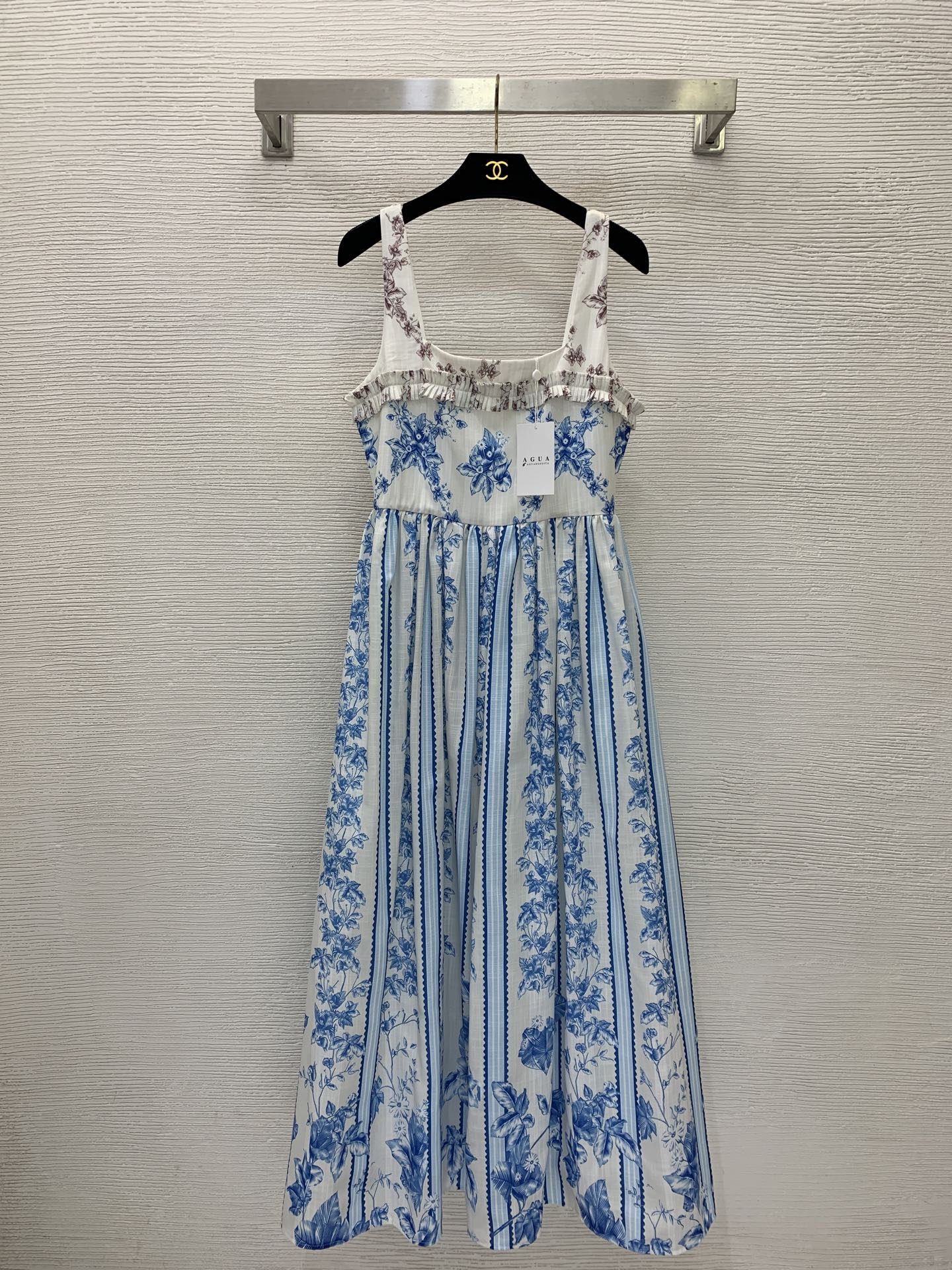 NO:878251,Style number G26060742 AGUA Colombian niche brand light luxury holiday style fairy skirt!  Blue and white porcelain floral print fungus lace patchwork waist slimming large skirt linen suspender dress!  (M size bust 84～88, waist 72, skirt length 134),,skirts,19860909款号G26060742 AGUA哥伦比亚小众品牌 轻奢度假风仙女裙！青花瓷碎花印花木耳花边拼接收腰显瘦大裙摆亚麻吊带连衣裙！ （M码胸围84～88,腰围72,裙长134）,,skirts,,Women's clothing