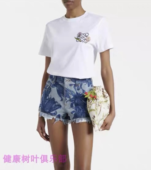 NO:862495,The highest version of the girl on the market inspects the goods, trims the three marks on the threads, pictures of the goods and takes videos. If you want quality and service, add me on WeChat. We do not accept urgent orders. Model No. G26060142 LOEW*E. The new and highest version of the girl on the market inspects the goods, trims the three marks on the threads, pictures of the goods and takes videos. If you want quality and service, add me on WeChat. We do not accept urgent orders.  High-end customized washed denim cotton letter logo hardware accessories YKK zipper fly, corn flower print tassel raw edge high-waisted denim shorts!  (M size waist 68 non-elastic, hip 100, pants length 32), Loewe-clothing, loewe, loewe, shorts,19860909市面最高版本小妹验货、修剪线头上三标、货可图及拍视频,要品质要服务的加我微信,不接急单.款号G26060142 LOEW*E新市面最高版本小妹验货、修剪线头上三标、货可图及拍视频,要品质要服务的加我微信,不接急单.款 高端定制洗水牛仔棉字母logo五金配件YKK拉链门襟、玉米花卉印花流苏毛边高腰牛仔短裤！（M码腰围68无弹力,臀围100,裤长32）,罗意威-服装,loewe,loewe,shorts,,Women's clothing