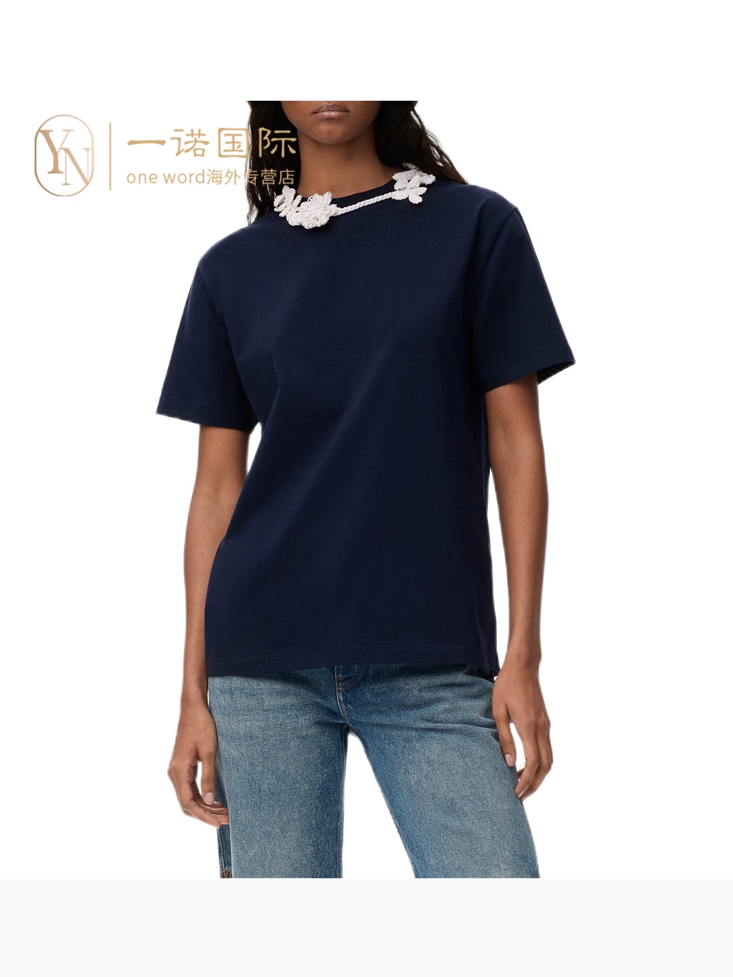 NO:863814,The highest version on the market, the girl will inspect the goods, trim the three marks on the threads, and ship the goods. You can send pictures and take videos. If you want quality and service, add me on WeChat. We will not accept urgent orders. Model No. G26060275 LOEW*E. The new highest version on the market, the little girl will inspect the goods, trim the three marks on the threads, and ship the goods. You can send pictures and take videos. If you want quality and service, add me on WeChat. We will not accept urgent orders. High-end customization  Simple and fashionable three-dimensional flower branch neckline decoration, loose and versatile round neck short-sleeved T-shirt top with logo on the back!  Navy blue, green, (M size shoulder width 42, chest 96, sleeve length 19, clothing length 63), Loewe-clothing, loewe, loewe, T-shirt, tees, t-shirt,19860909市面最高版本小妹验货、修剪线头上三标、发货可发图及拍视频,要品质要服务的加我微信,不接急单.款号G26060275 LOEW*E新市面最高版本小妹验货、修剪线头上三标、发货可发图及拍视频,要品质要服务的加我微信,不接急单.款高端定制 简约时尚立体花枝领口装饰、后背logo徽标宽松百搭圆领短袖t恤上衣！藏蓝、绿色、（M码肩宽42,胸围96,袖长19,衣长63）,罗意威-服装,loewe,loewe,T-shirt,tees，t-shirt,,Women's clothing