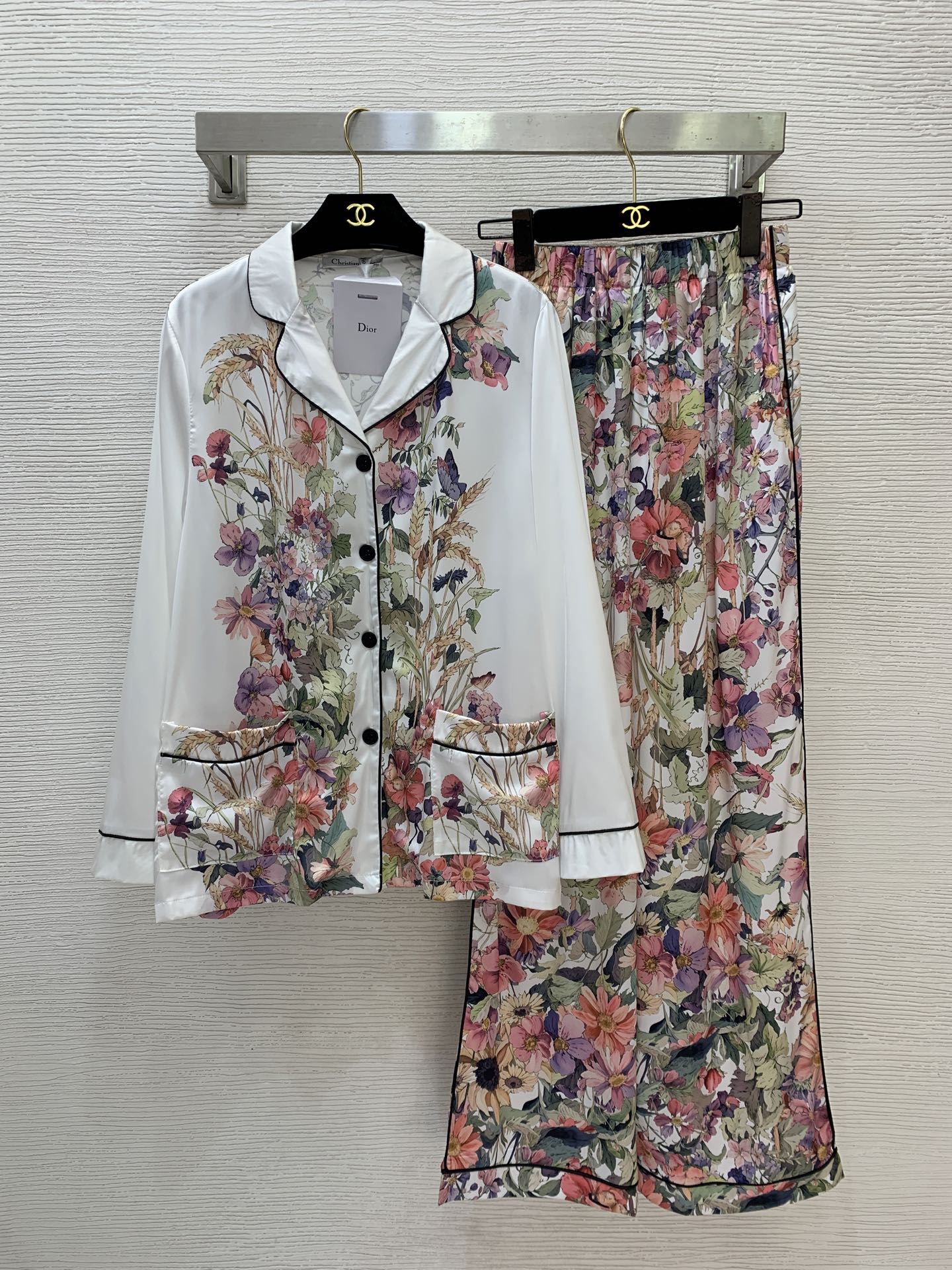 NO:870063,No. D26060627 Dio's latest custom satin floral print loungewear and pajamas two-piece set!  Contrast color wrapped small lapel loose and versatile long-sleeved shirt with elastic waist and wide-leg casual pants!  (M size shoulder width 39, bust 108, sleeve length 58, clothing length 68; waist 58 ~ 86 elastic, pants length 104), Dior-clothing, dior, dior,19860909号D26060627 Dio*新定制缎面花卉印花家居服睡衣两件套装！撞色包边小翻领宽松百搭长袖衬衣松紧腰阔腿休闲裤长裤！（M码肩宽39,胸围108,袖长58,衣长68；腰围58～86弹力,裤长104）,迪奥-服装,dior,dior,,Women's clothing