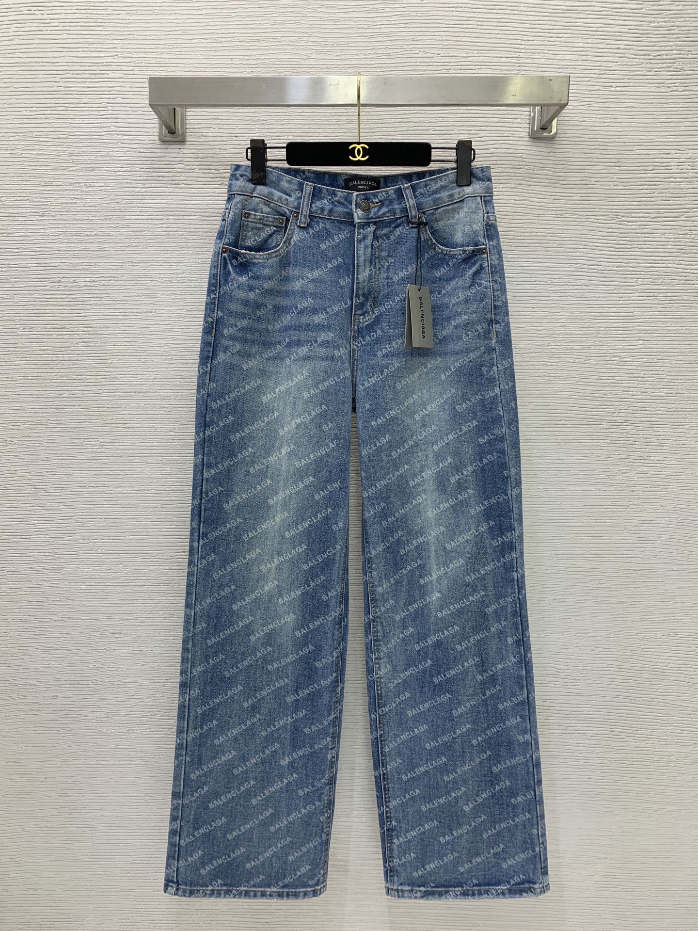 NO:893166,Style No. G26062457 BALMAI* BALMAI's new washed denim cotton, customized button letter design all-over printed fabric, BALMAI logo printing and stitching leather letter patch decoration on the back, open-stitched yellow stitching design on the pockets straight wide-leg trousers and jeans!  (M size waist 72 non-elastic, hip 98, pants length 112),,balmain,burberry,jeans,19860909款号G26062457 BALMAI*巴曼新款水洗牛仔棉、定制纽扣字母设计满印面料巴家logo印花拼接后背字母皮牌装饰、口袋处明线黄色压线设计直筒阔腿长裤牛仔裤！（M码腰围72无弹力,臀围98,裤长112）,,balmain,burberry,jeans,,Women's clothing