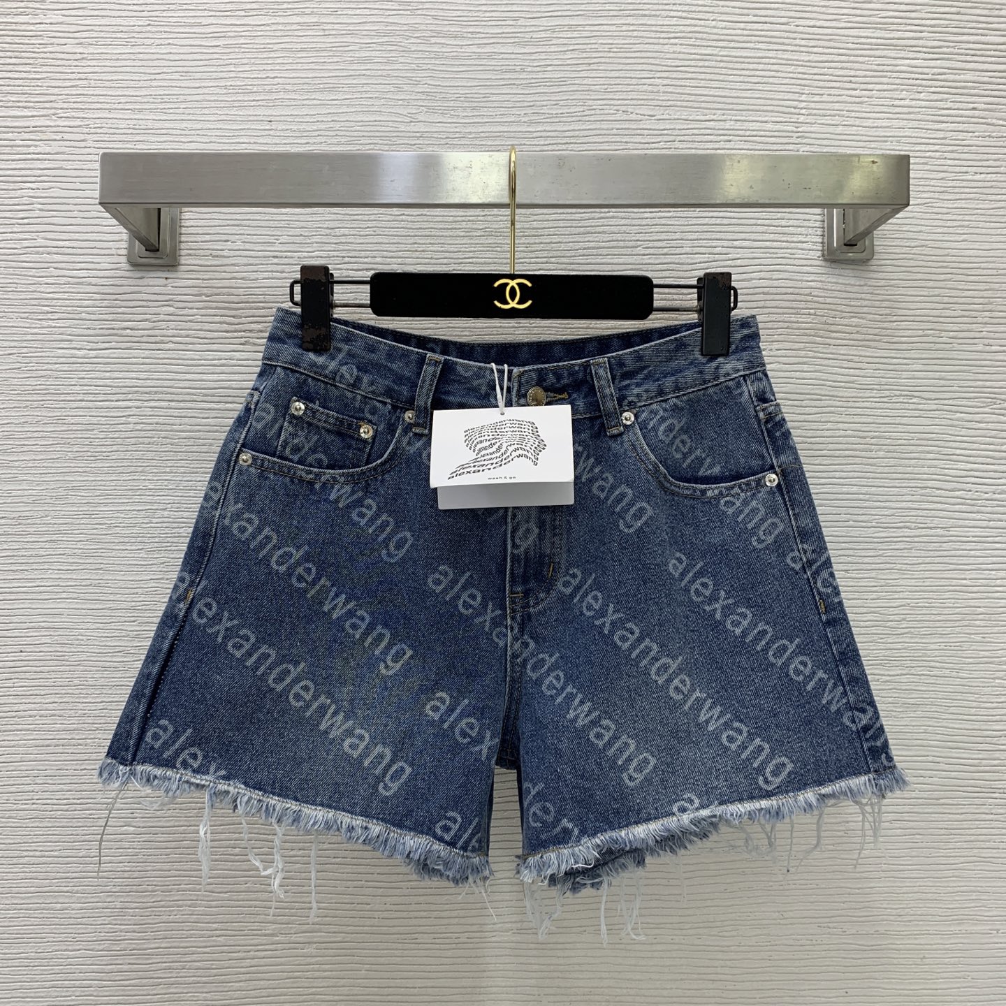 NO:870036,No. G26060482 Alexander Wan* Wangjiaxin high-end customized washed denim cotton barrage letter logo printed tassel trimmed high-waist slim denim shorts!  (M size waist 70 non-elastic, hip 102, pants length 33) P, alexander wang-clothing, alexander wang, shorts,19860909号G26060482 Alexander Wan*大王家新 高端定制洗水牛仔棉弹幕式字母logo印花流苏边裁剪高腰显瘦牛仔短裤！（M码腰围70无弹力,臀围102,裤长33）P,亚历山大王-服装,alexander wang,shorts,,Women's clothing