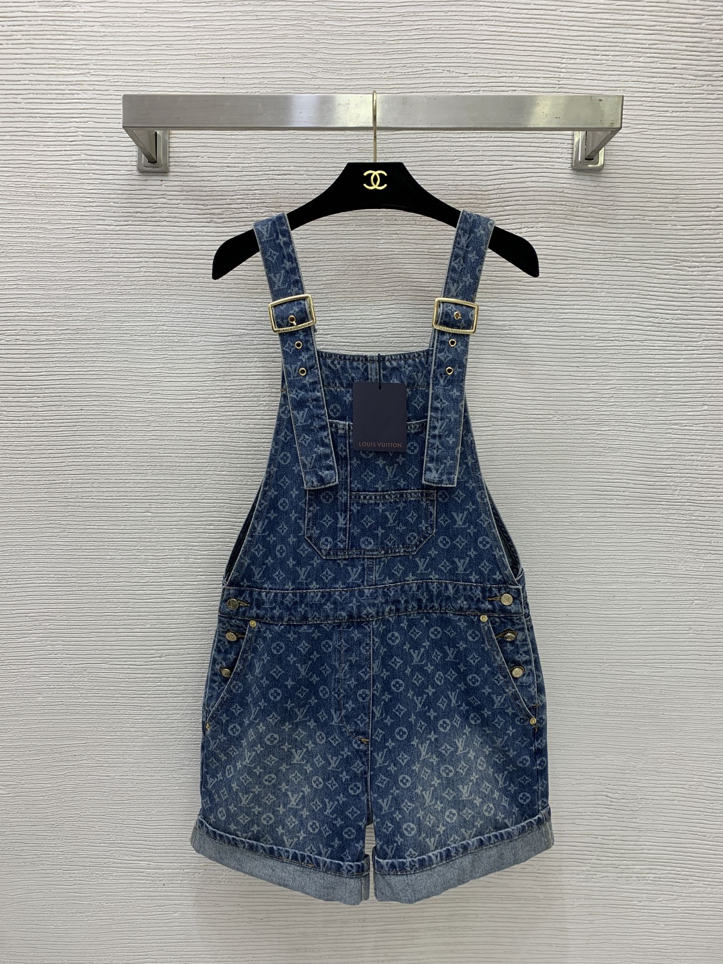 NO:877340,Style No. G26060538 LOUIS*Lvjia LV new model, high-end customized washed denim cotton presbyopia laser burnt printed fabric, using engraved letter logo hardware accessories, loose and versatile, playful and age-reducing overalls and denim shorts!  (M size waist 82, hips 104, total pants length 84, shortest buckle),,louis vuitton,louis vuitton,louis vuitton,louis vuitton,shorts,19860909款号G26060538 LOUIS*驴家LV新款 高端定制洗水牛仔棉老花激光烧花印花面料、采用刻字母logo五金配件宽松百搭俏皮减龄背带裤牛仔短裤！（M码腰围82,臀围104,裤长总长84最短卡扣）,,louis vuitton,louis vuitton,louis vuitton,louis vuitton,shorts,,Women's clothing