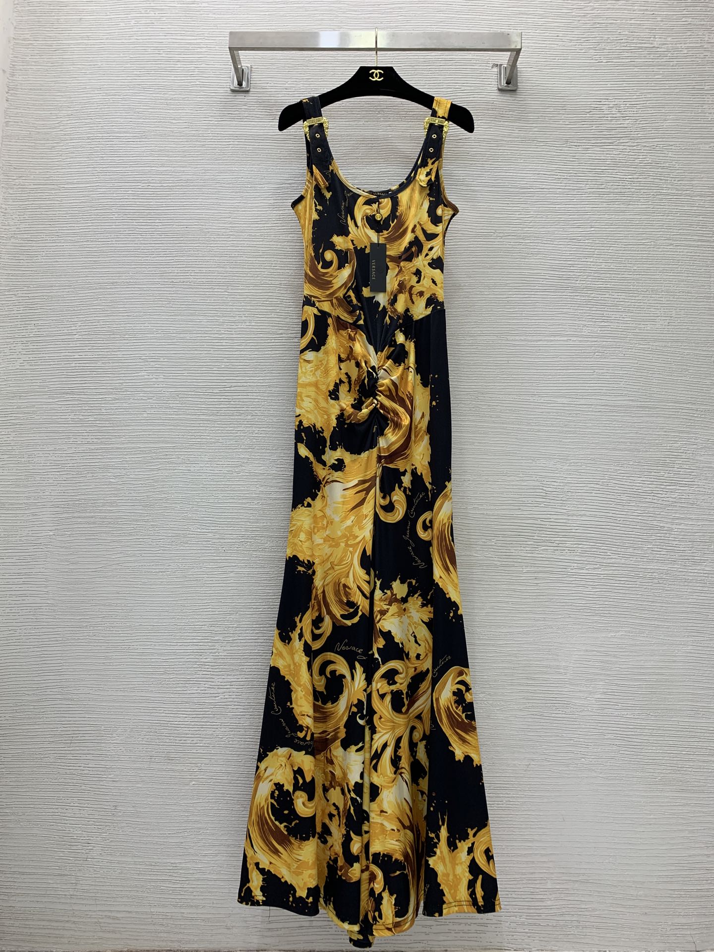 NO:877921,Model No. D60627 VERSAC* new style Baroque pattern retro print, engraved letter logo, gold accessories, adjustable buckle shoulder strap design, threaded cotton slim fit, large skirt, extended version of camisole dress long skirt!  Pink, pure black, gold, leopard print, (M size bust 74, waist 60, hip 80, total skirt length 150),,versace,skirts,19860909款号D60627 VERSAC*新款 巴洛克花纹复古印花、刻字母logo金色配件可调节卡扣肩带设计螺纹棉修身显瘦大裙摆加长版吊带背心连衣裙长裙！粉色、纯黑、金色、豹纹、 （M码胸围74,腰围60,臀围80,总裙长150）,,versace,skirts,,Women's clothing