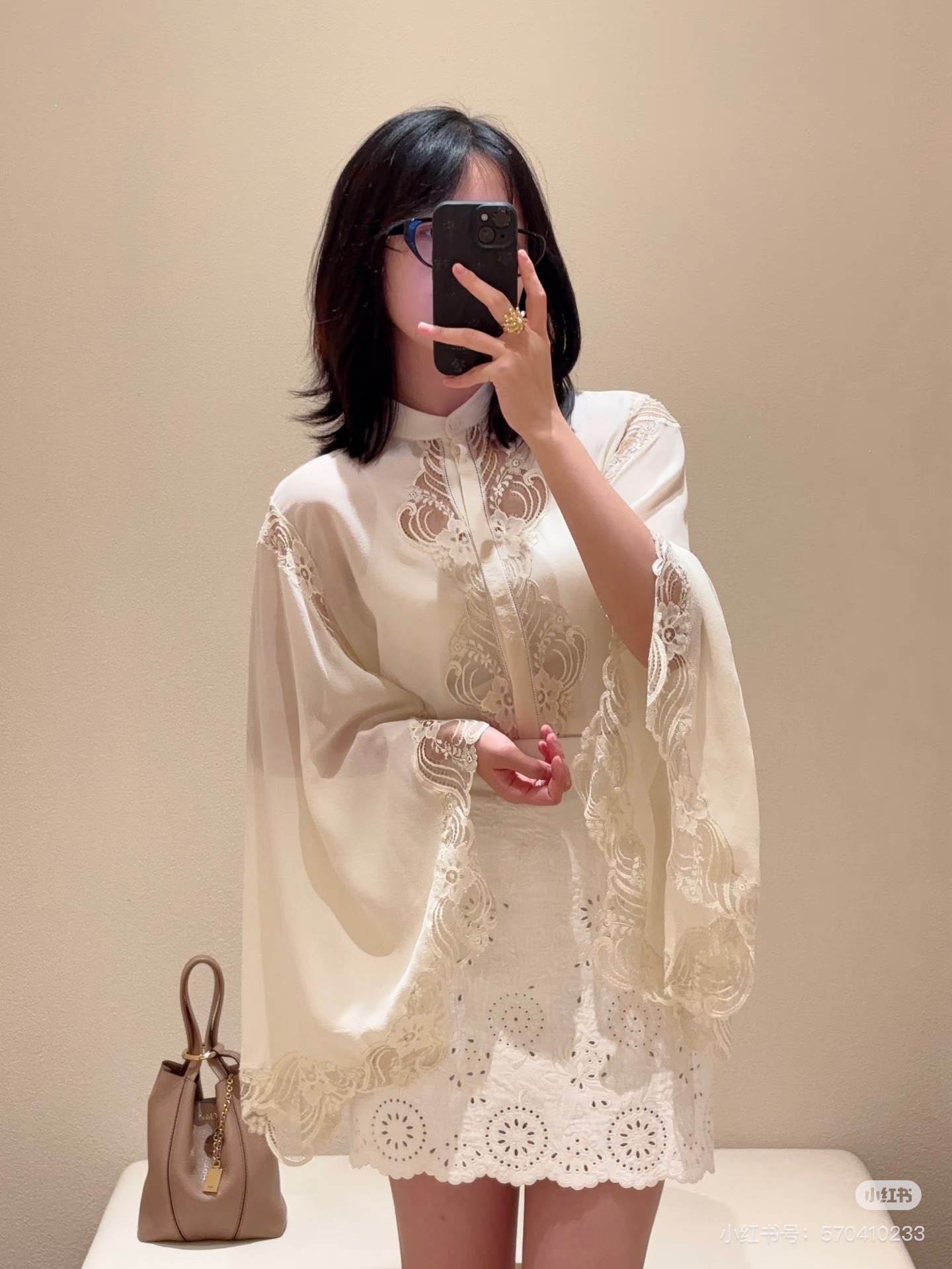 NO:865558,No. G26060375 Chloé New high-end custom-made mulberry silk fabric, lace splicing buttoned small stand-up collar, flared, wide-sleeved silk shirt!  Apricot color, (shoulder width S size 37, bust 98, sleeve length 56 excluding lace, length 60), women's clothing, chloe, real silk,19860909号G26060375 Chloé蔻依新 高端定制精品桑蚕丝面料、蕾丝花边拼接系扣小立领喇叭宽袖真丝衬衣！杏色, （S码肩宽37,胸围98,袖长56不含蕾丝,衣长60）,女装,chloe,real silk,,Women's clothing
