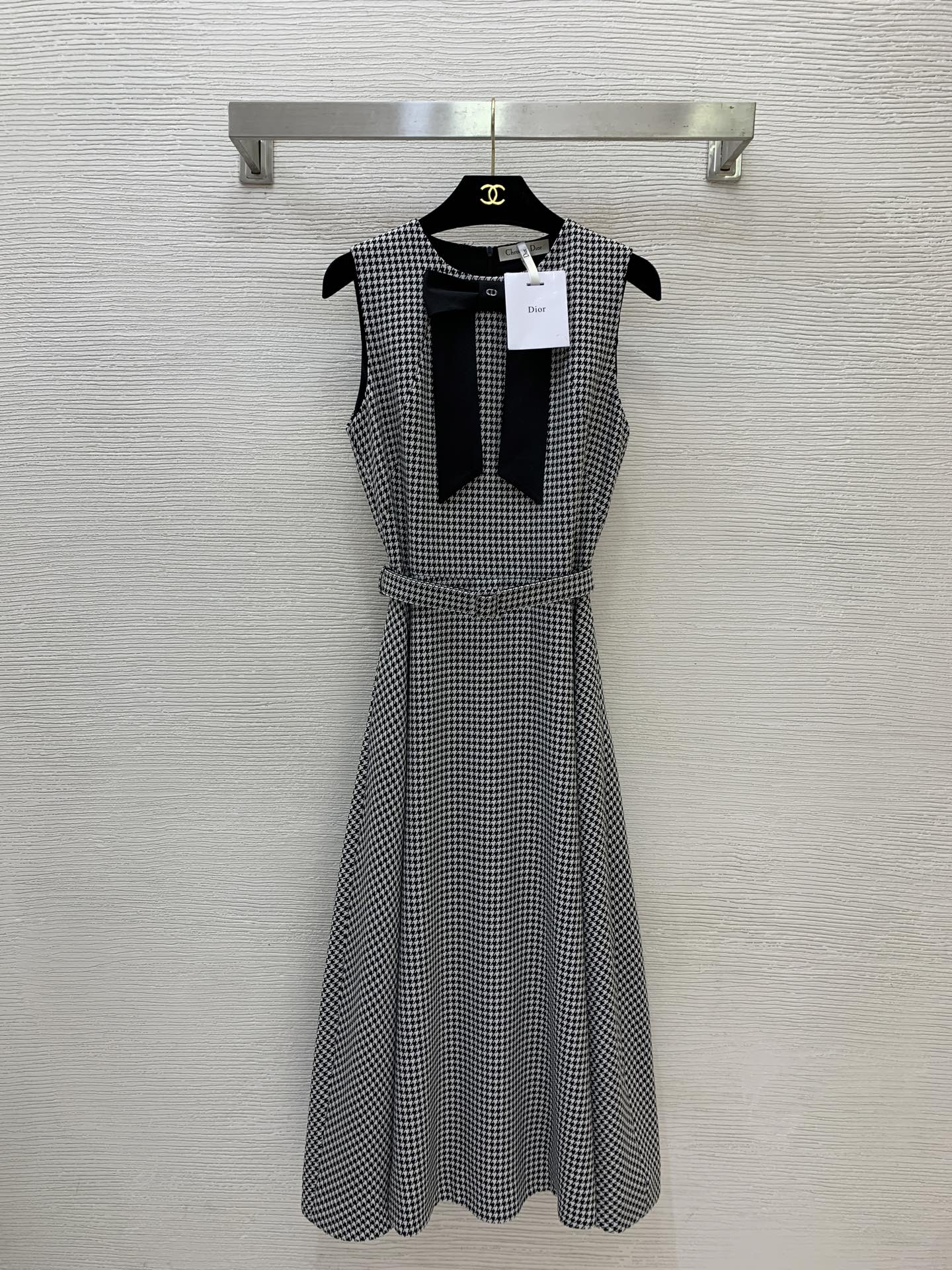 NO:878230,Style No. G26060715 Dio*’s new high-end custom-made houndstooth fabric, smooth satin bow CD metal accessories, waist slimming, large skirt, long sleeveless vest dress!  36-38-40-42 (36 size bust 84, waist 66, skirt length 120),,dior,skirts,19860909款号G26060715 Dio*新款高端定制千鸟格面料、光滑缎面蝴蝶结CD金属配件装饰收腰显瘦大裙摆长款无袖背心连衣裙！36-38-40-42（36码胸围84,腰围66,裙长120）,,dior,skirts,,Women's clothing