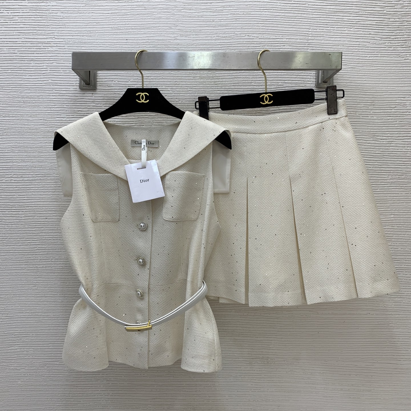 NO:870081,No. G26060642 Dio's latest high-end custom-made two-piece suit for Xiao Xiangfeng, the daughter of the chaebol!  Navy collar, pearl buttons, sequined slub sleeveless top, pleated skirt, high-waisted A-line skirt!  Beige, 36-38-40-42 (size 38 bust 88, length 57; waist 68, skirt length 41), Dior-clothing, dior, dior, skirts,19860909号G26060642 Dio*新高端定制财阀千金小香风减龄两件套装！海军领珍珠扣亮片粗纺无袖上衣裙摆压褶高腰A字短裙半身裙！米色,36-38-40-42（38码胸围88,衣长57；腰围68,裙长41）,迪奥-服装,dior,dior,skirts,,Women's clothing