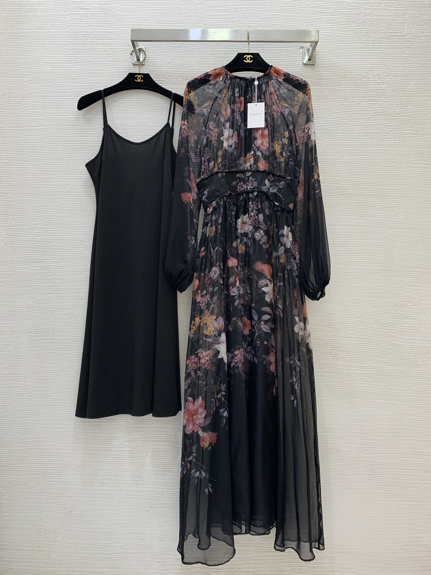 NO:878534,Model No. G25060846 ZIMMERMAN* ZIMMERMAN Australian brand, high-end customized silk blended flowing see-through fabric, flower print chest pleats, wide waistline, waist slimming and elegant large skirt, long lantern sleeve dress, solid color inner suspender bottoming skirt, two-piece set!  Black, 1.2.3.4/SMLXL (size 2 bust 88, waist 70, raglan sleeve length 73, skirt length 138; inner bust 88 super elastic, total length 92 excluding straps),,skirts, real silk,19860909款号G25060846 ZIMMERMAN*兹默曼澳洲品牌 高端定制真丝混纺飘逸透视面料、花朵印花胸前捏褶宽腰线收腰显瘦飘逸大裙摆长款灯笼袖连衣裙纯色内搭吊带打底裙 两件套！黑色、1.2.3.4/SMLXL（2码胸围88,腰围70,连肩袖长73,裙长138；内搭胸围88超弹力,总长92不含肩带）,,skirts,real silk,,Women's clothing
