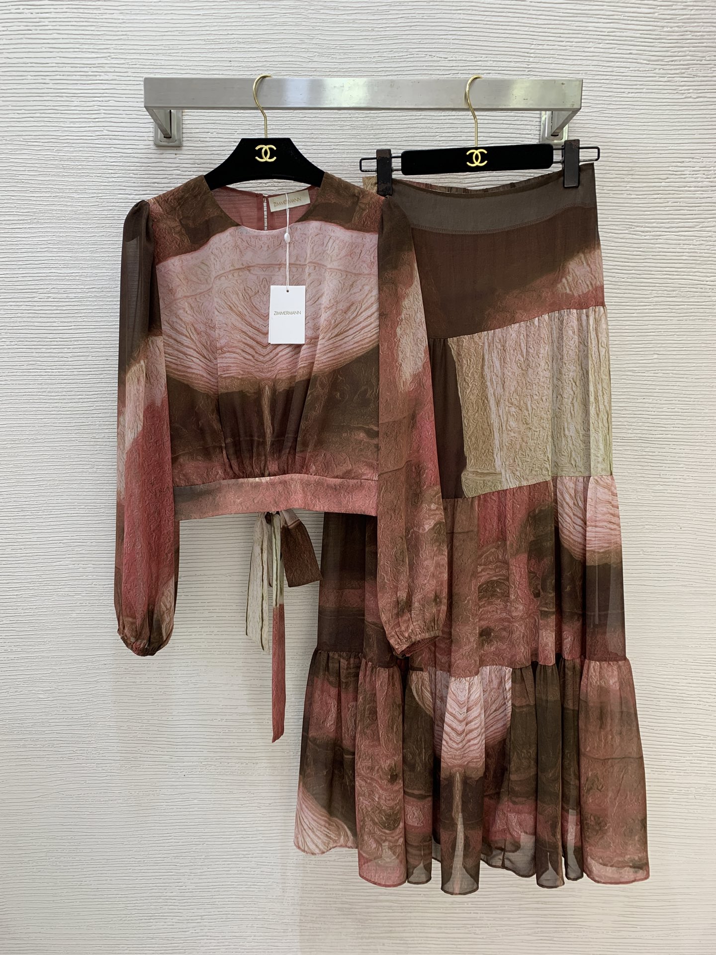 NO:870118,No. G26060725 ZIMMERMA*N ZIMMERMA*N, an Australian brand, is a high-end custom-made two-piece suit with contrasting colors and smudged temperament!  Personalized design of short long-sleeved top with ribbons on the back and bow ties, segmented splicing, large skirt and long skirt!  1.2.3.4.5/SMLXLXXL (size 3, bust 96, sleeve length 60, dress length 46; waist 64~76 stretch, skirt length 99), Zimmerman-clothing, skirts,19860909号G26060725 ZIMMERMA*N 兹默曼澳洲品牌高端定制撞色晕染气质时尚两件套装！个性设计后背飘带蝴蝶结绑带短长袖上衣分段式拼接大裙摆长半身裙！1.2.3.4.5/SMLXLXXL（3码胸围96,袖长60,衣长46；腰围64～76弹力,裙长99）,兹默曼-服装,skirts,,Women's clothing
