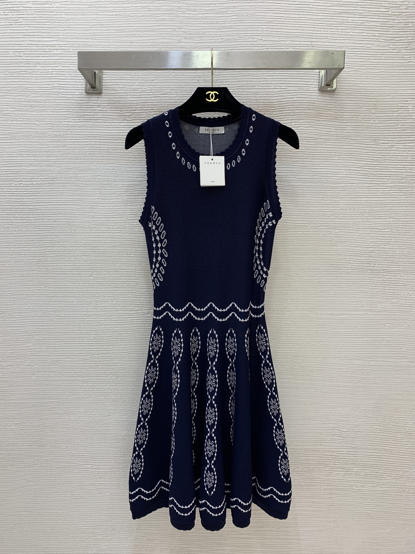 NO:878233,Model No. D26060728 SANDR*O French singles new style fashionable retro jacquard waist slimming wide hem sleeveless vest knitted dress!  Navy blue, (M size bust 72, waist 62, skirt length 89),,skirts,19860909款号D26060728 SANDR*O 法单新款 时尚复古提花收腰显瘦大摆无袖背心针织连衣裙！藏蓝色, （M码胸围72,腰围62,裙长89）,,skirts,,Women's clothing