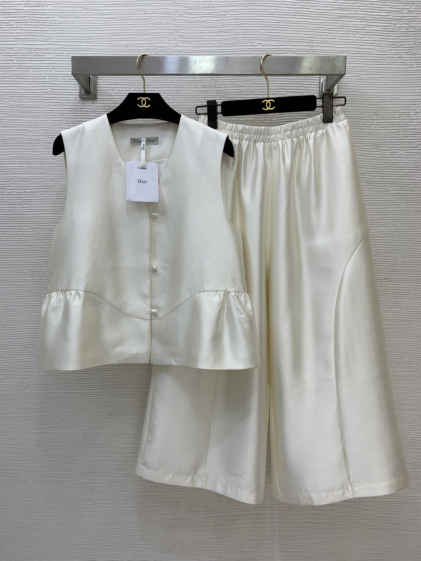 NO:878236,Style number G26060725 Dio* new high-end customized pearlescent white high-end fabric style is crisp and stylish!  Ruffled splicing V-neck sleeveless top with elastic waist, loose wide-leg nine-point pants, two-piece suit with light and luxurious temperament!  White, black, (M size shoulder width 36, bust 92, length 56; waist 60-80 elastic, pants length 85),, dior,19860909款号G26060725 Dio*新款高端定制珠光白高级感面料版型挺括有型！荷叶边拼接V领无袖上衣松紧腰宽松阔腿九分裤 轻奢气质两件套装！白色、黑色、 （M码肩宽36,胸围92,衣长56；腰围60～80弹力,裤长85）,,dior,,Women's clothing