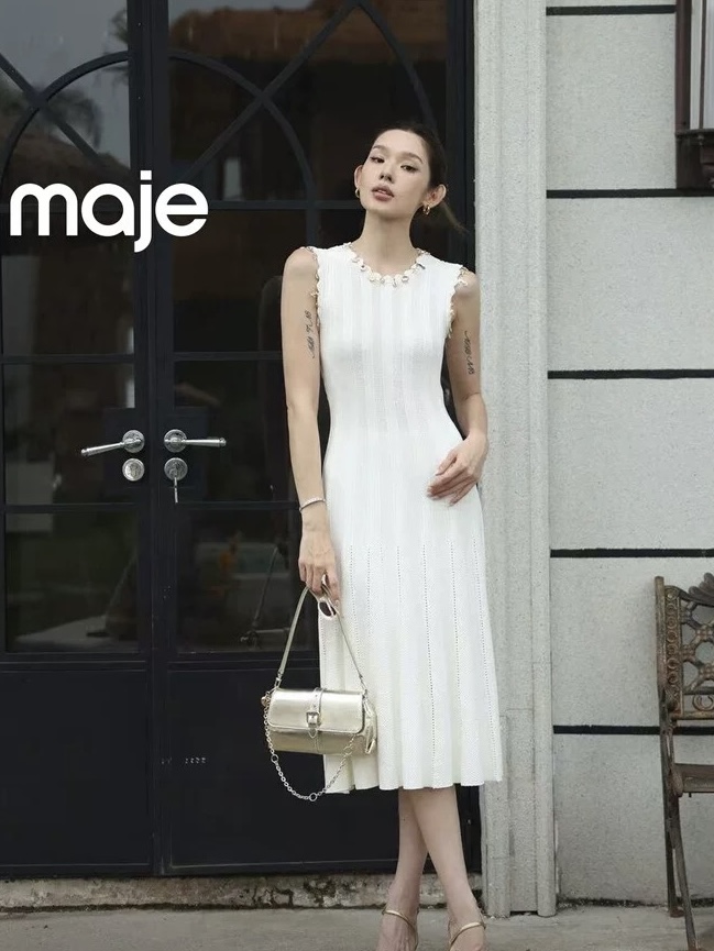 NO:888819,No. D26060468 Maje's new French singles are decorated with a variety of gold accessories and are slim-fitting sleeveless vest knitted dresses!  Off-white, black, (M size bust 72, waist 60, skirt length 106), women's clothing, skirts,19860909号D26060468 Maje法单新 多种金色配件装饰修身显瘦无袖背心针织连衣裙！米白色、黑色、 （M码胸围72,腰围60,裙长106）,女装,skirts,,Women's clothing