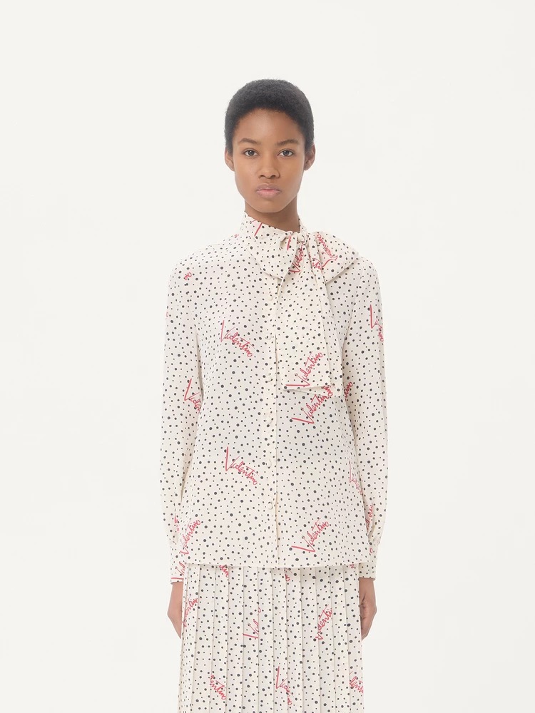NO:870237,No. D26060617 VALENTIN*O Warren’s new customized red letter logo polka dot print floating collar, bow tie, button placket, loose and fashionable long-sleeved shirt!  (M size shoulder width 42, chest 104, sleeve length 62, dress length 71), Valentino-clothing, valentino, valentino,19860909号D26060617 VALENTIN*O华伦家新定制红色字母logo波点印花飘带领蝴蝶结绑带系扣门襟宽松时尚长袖衬衣！（M码肩宽42,胸围104,袖长62,衣长71）,华伦天奴-服装,valentino,valentino,,Women's clothing