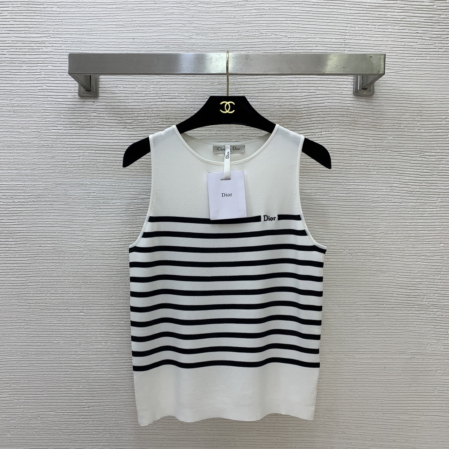 NO:883446,Model No. G26061058 Dio* new style D letter logo embroidered badge, slim fit striped sleeveless knitted vest top!  White, 36-38-40 (38 size bust 80, length 55),, dior, dior,19860909款号G26061058 Dio*新款 D家字母logo刺绣胸章修身显瘦条纹无袖针织背心上衣！白色,36-38-40（38码胸围80,衣长55）,,dior,dior,,Women's clothing