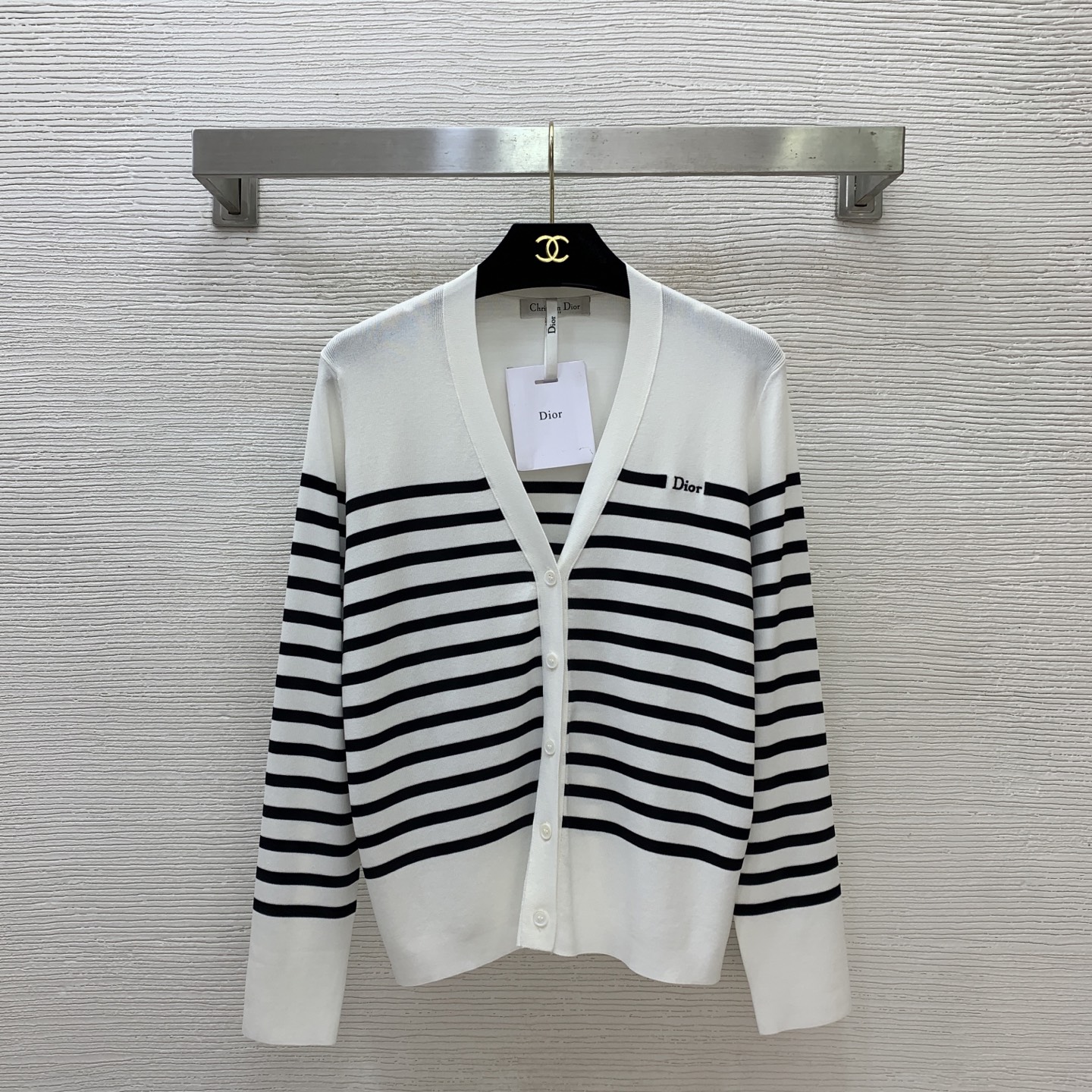 NO:883460,Style No. G26061062 Dio* new model, high-end customized Tencel fabric, D letter logo embroidered badge, button placket, V-neck striped knitted cardigan, air-conditioned room outer wear top!  White, 36-38-40 (38 size bust 92, sleeve length 56, dress length 56),, dior, dior,19860909款号G26061062 Dio*新款 高端定制天丝面料、D家字母logo刺绣胸章系扣门襟V领条纹针织开衫空调房外搭上衣！白色,36-38-40（38码胸围92,袖长56,衣长56),,dior,dior,,Women's clothing