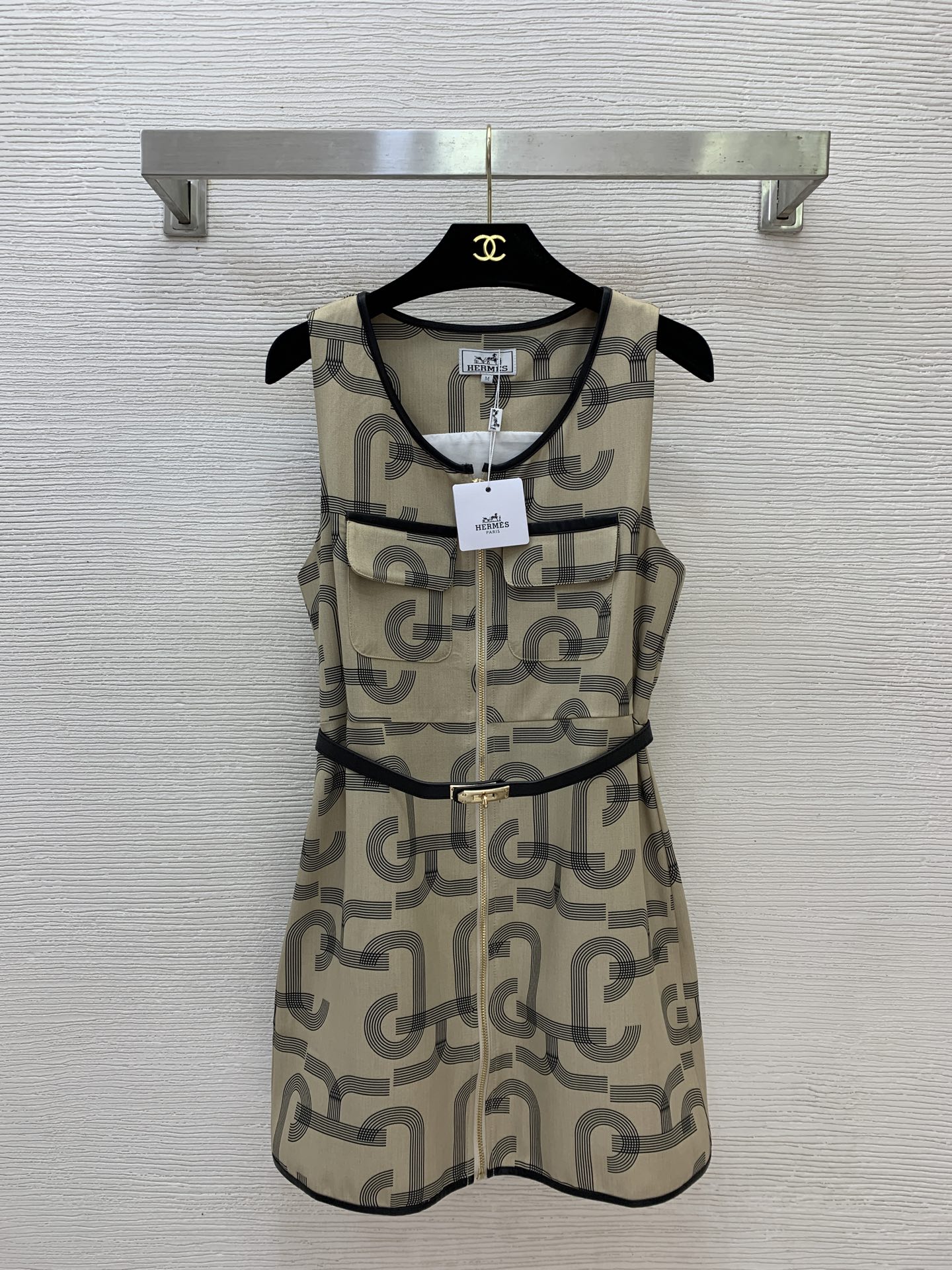 NO:878542,Model No. D26060842 HERM*S new geometric pattern print, contrasting color, zipper fly, small A version, waist slimming, twill cotton sleeveless vest dress!  Brown, (M size bust 90, skirt length 78), hermes, skirts,19860909款号D26060842 HERM*S新款 几何图案印花撞色包边拉链门襟小A版型收腰显瘦斜纹棉无袖背心连衣裙！咖色,（M码胸围90,裙长78）,,hermes,skirts,,Women's clothing