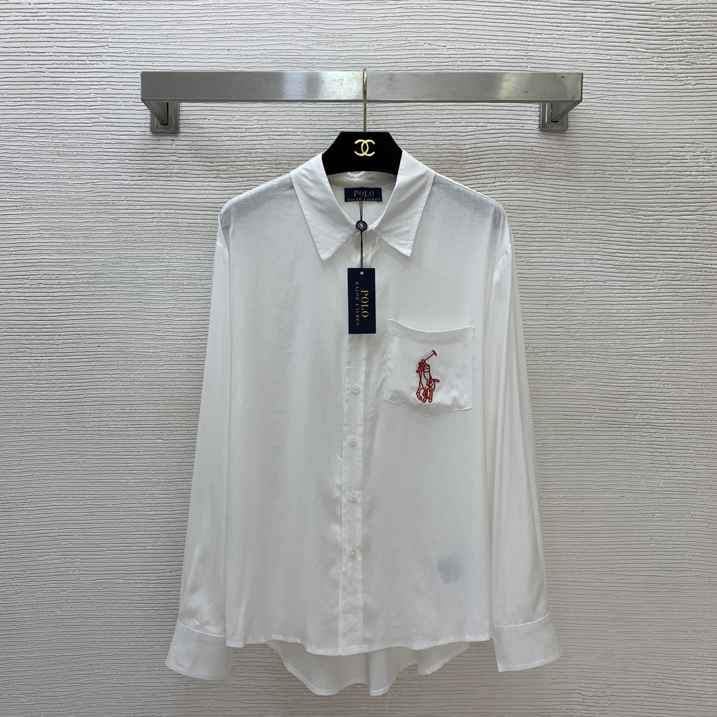 NO:878540,Style No. D26060827 Ralph Laure* RL’s new custom cotton and linen blended fabric is breathable and comfortable!  Chest pocket pony embroidered logo loose casual buttoned lapel long-sleeved shirt air-conditioned shirt sun protection top!  Blue, white, (M size shoulder width 43, bust 102, sleeve length 56, back center length 70),, loro piana,19860909款号D26060827 Ralph Laure*拉夫家RL新款 定制棉麻混纺面料透气舒适！胸前口袋小马刺绣徽标宽松休闲系扣翻领长袖衬衣 空调衫防晒上衣！蓝色、白色、（M码肩宽43,胸围102,袖长56,后中长70）,,loro piana,,Women's clothing